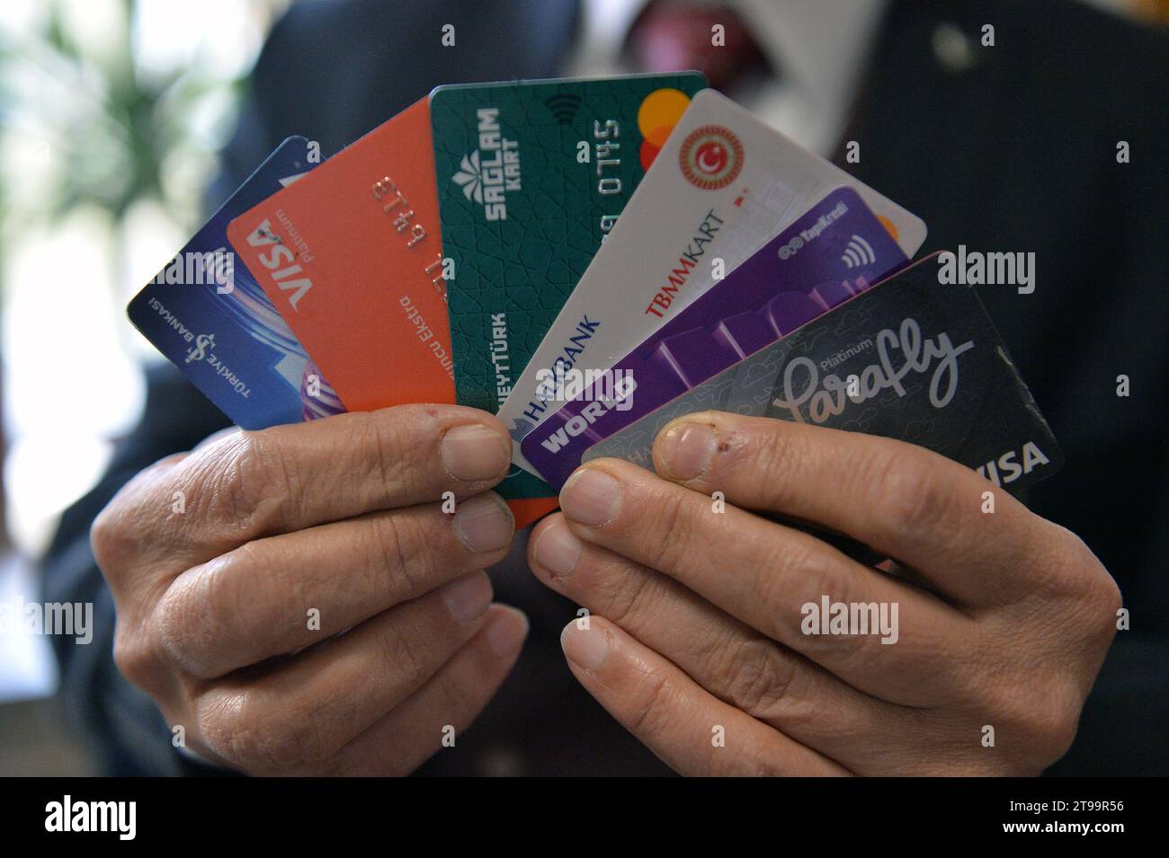 (231124) -- ANKARA, 24 novembre 2023 (Xinhua) -- Un uomo mostra le sue carte di credito ad Ankara, T¨¹rkiye, 22 novembre 2023. L'alto costo della vita dovuto all'inflazione incontrollata in T¨¹rkiye ha spinto al massimo le spese delle famiglie con la carta di credito a corto di contanti, trascinandole in un circolo vizioso di debito e coinvolgendole persino in procedimenti giudiziari. PER ANDARE CON "Roundup: Alto costo dei carburanti vivi debiti delle carte di credito dei turchi a basso reddito" (Mustafa Kaya/Handout via Xinhua) Foto Stock
