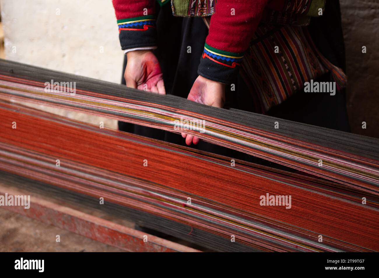 Donna peruviana tessitura stoffa da vendere Foto Stock