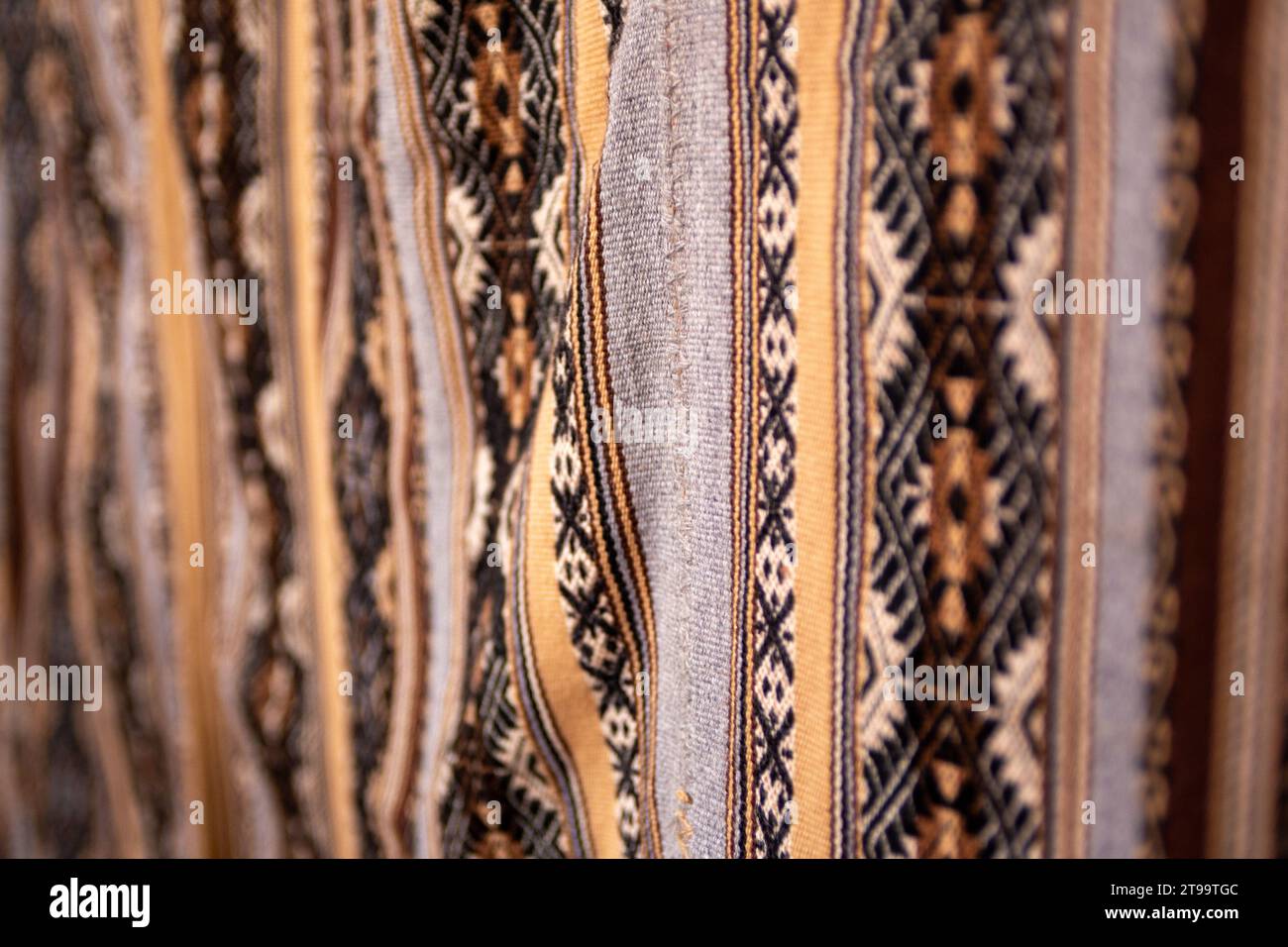 Tappeto in tessuto marrone, marrone e nero Foto Stock