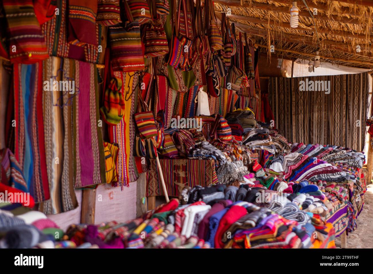 Negozio di una varietà di souvenir peruviani in vendita Foto Stock
