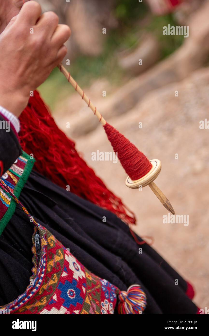 Dimostrazione di Spool of Red Dyed Wool di una donna peruviana Foto Stock
