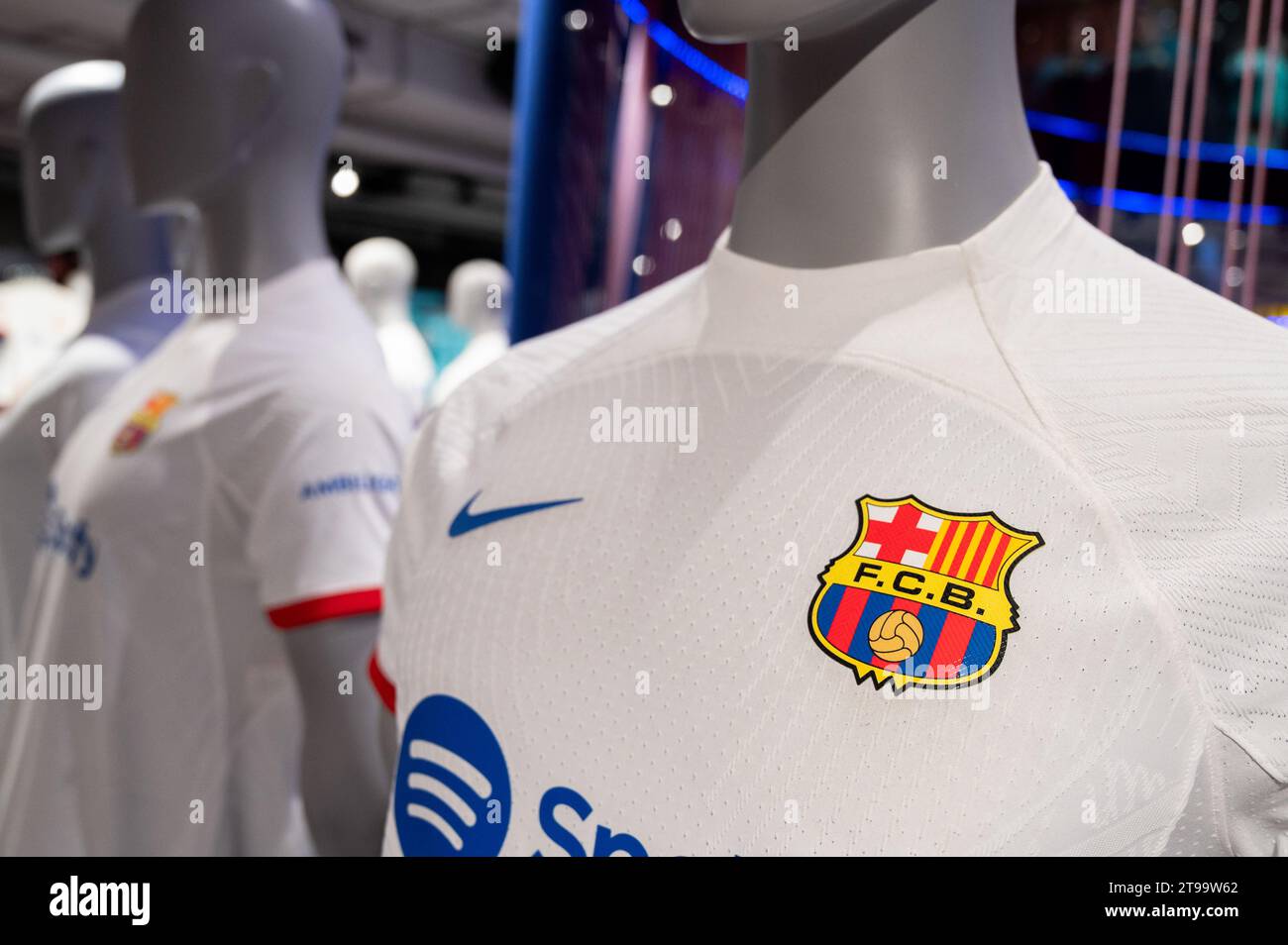 Barcellona, Spagna. 21 novembre 2023. Il merchandising della squadra di calcio di Barcellona in vendita è disponibile presso il suo stadio di calcio, Spotify Camp Nou e il suo negozio ufficiale di merchandising a Barcellona. Credito: SOPA Images Limited/Alamy Live News Foto Stock