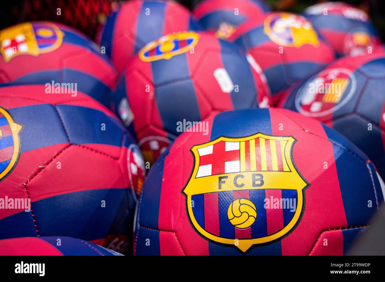 Barcellona, Spagna. 21 novembre 2023. Merchandising della squadra di calcio di Barcellona in vendita presso il suo stadio di calcio, Spotify Camp Nou e il suo negozio di merchandising ufficiale a Barcellona. (Foto di Xavi Lopez/SOPA Images/Sipa USA) credito: SIPA USA/Alamy Live News Foto Stock