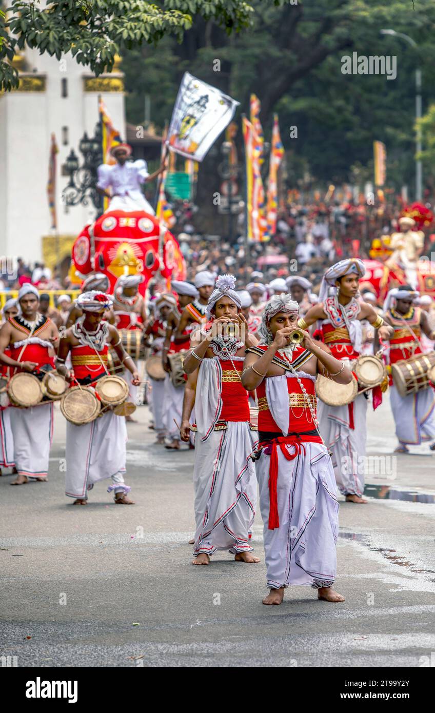 I trombettisti si esibiscono davanti ai batteristi lungo una strada di Kandy in Sri Lanka durante il Day Perahera. Foto Stock