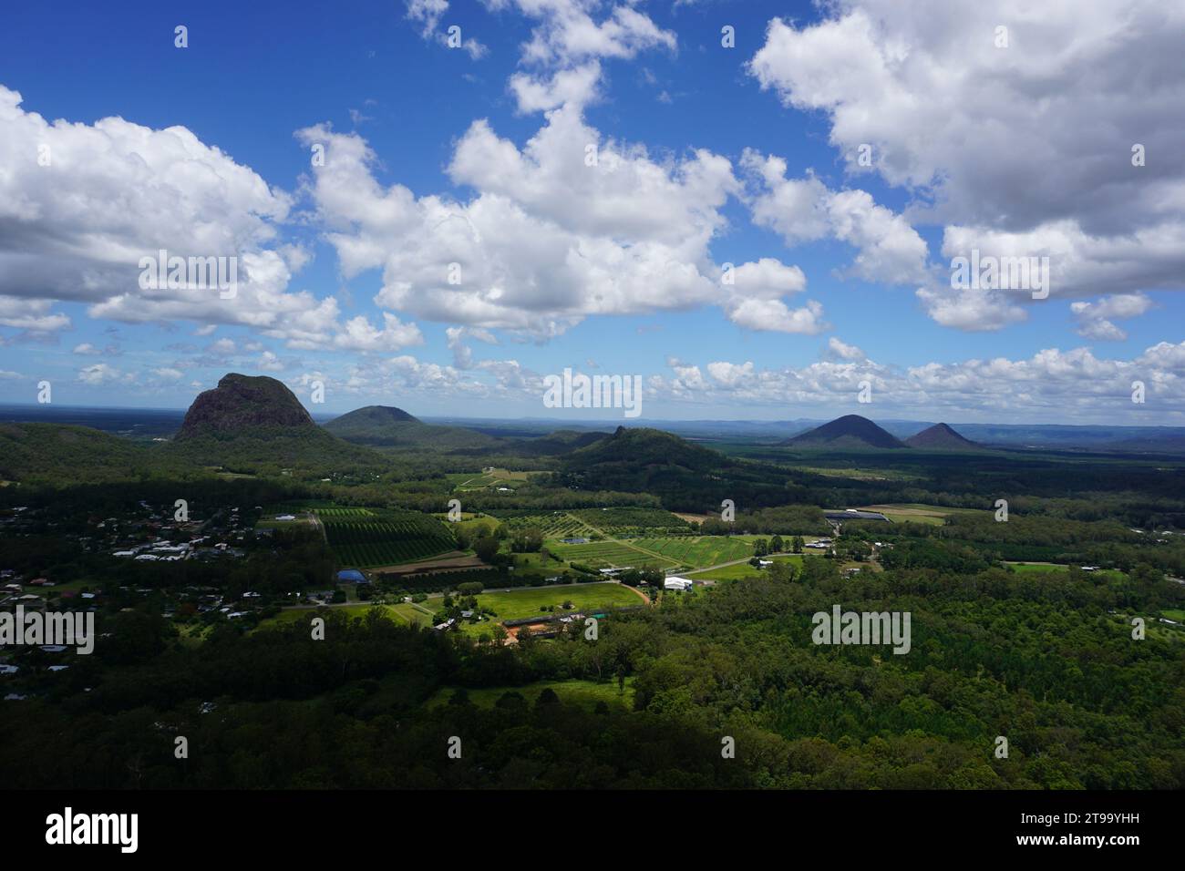 Vista panoramica del monte Tibberoowuccum e del monte Tibrogargan dalla cima del monte Ngungun nelle Glass House Mountains, Queensland, Australia Foto Stock