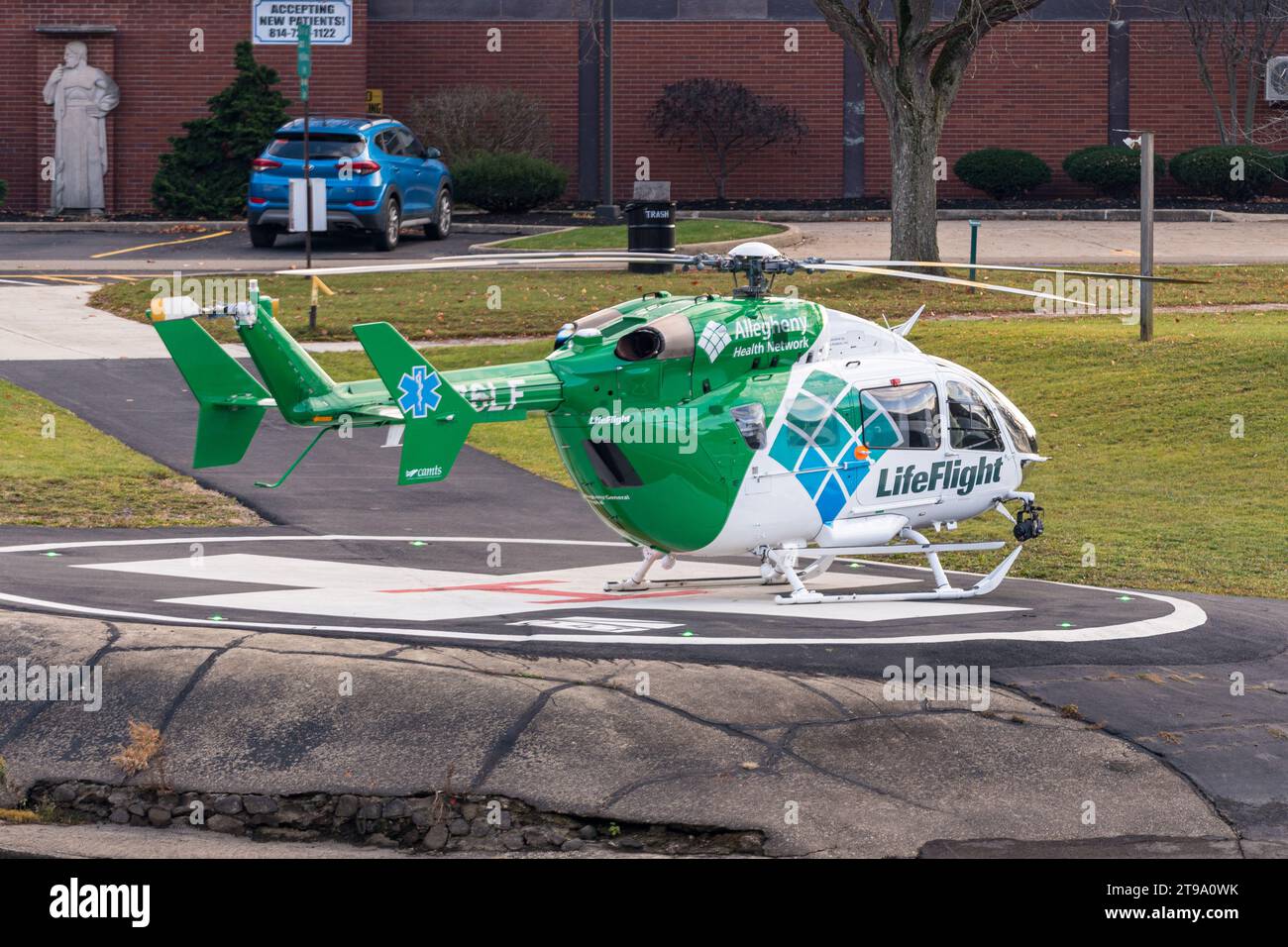 Un elicottero Allegheny Health Network Life Flight su un eliporto al Warren General Hospital di Warren, Pennsylvania, USA Foto Stock