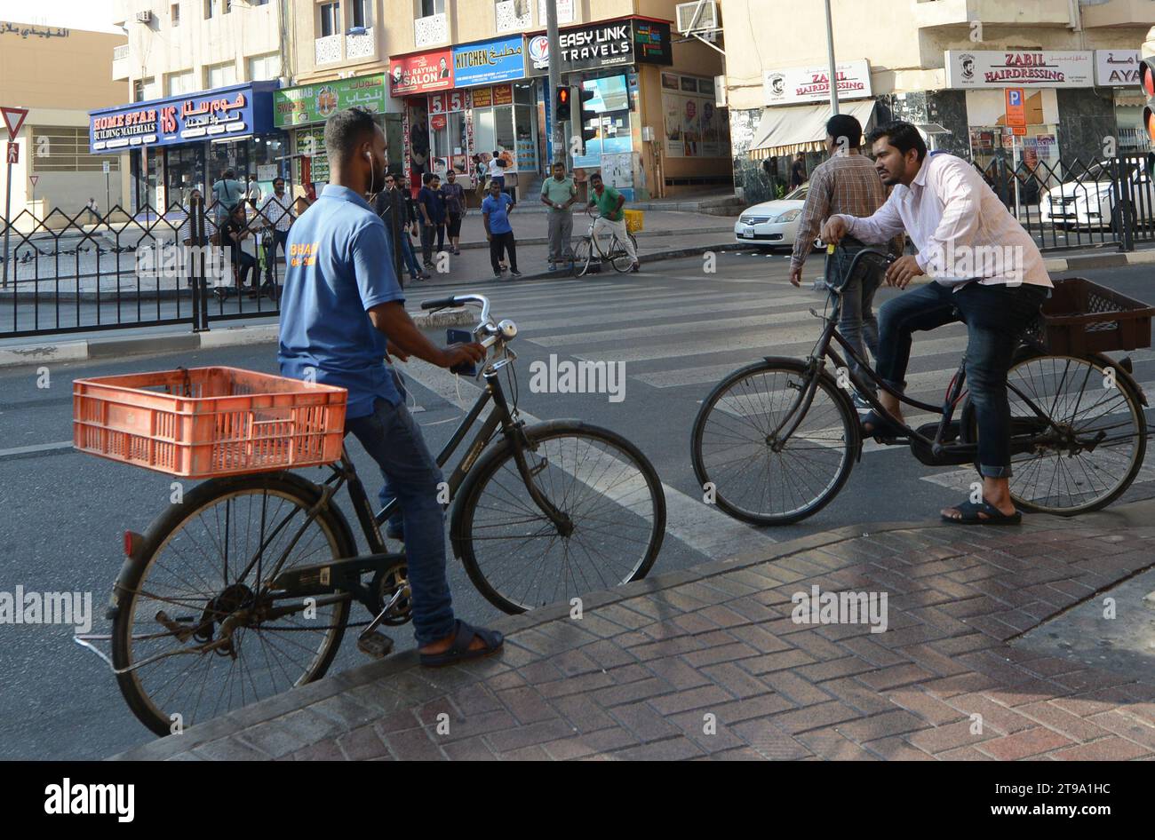Uomini dell'Asia meridionale nella vecchia Dubai, Emirati Arabi Uniti. Foto Stock