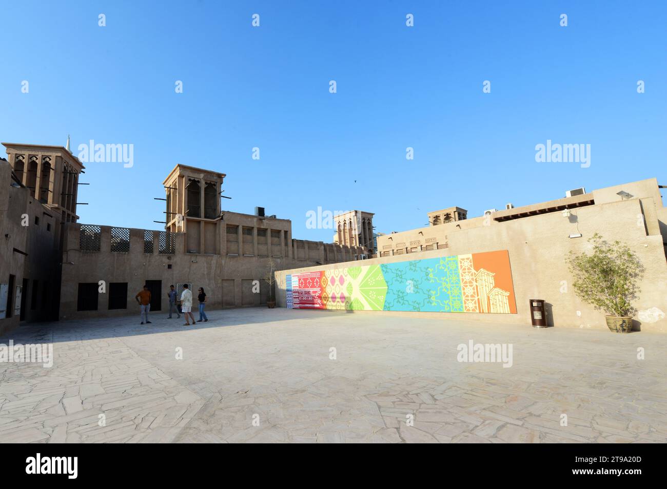 Edifici tradizionali degli Emirati nel quartiere storico di al Fahidi a Dubai, Emirati Arabi Uniti. Foto Stock