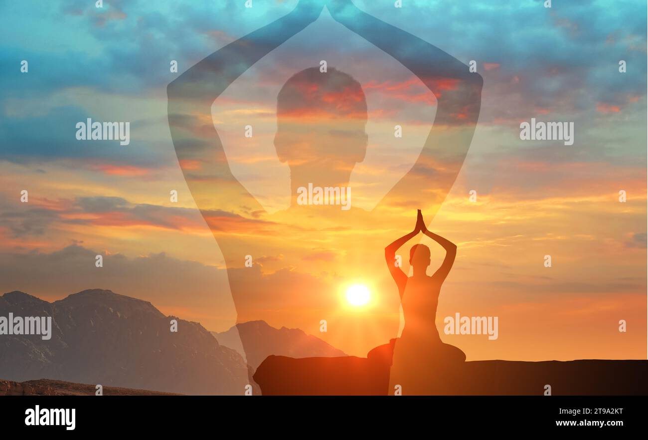 silhouette man pratica yoga e medita sulla montagna. serenità e yoga al tramonto, meditazione. Armonia, cura di sé, esercizi di rilassamento, Foto Stock