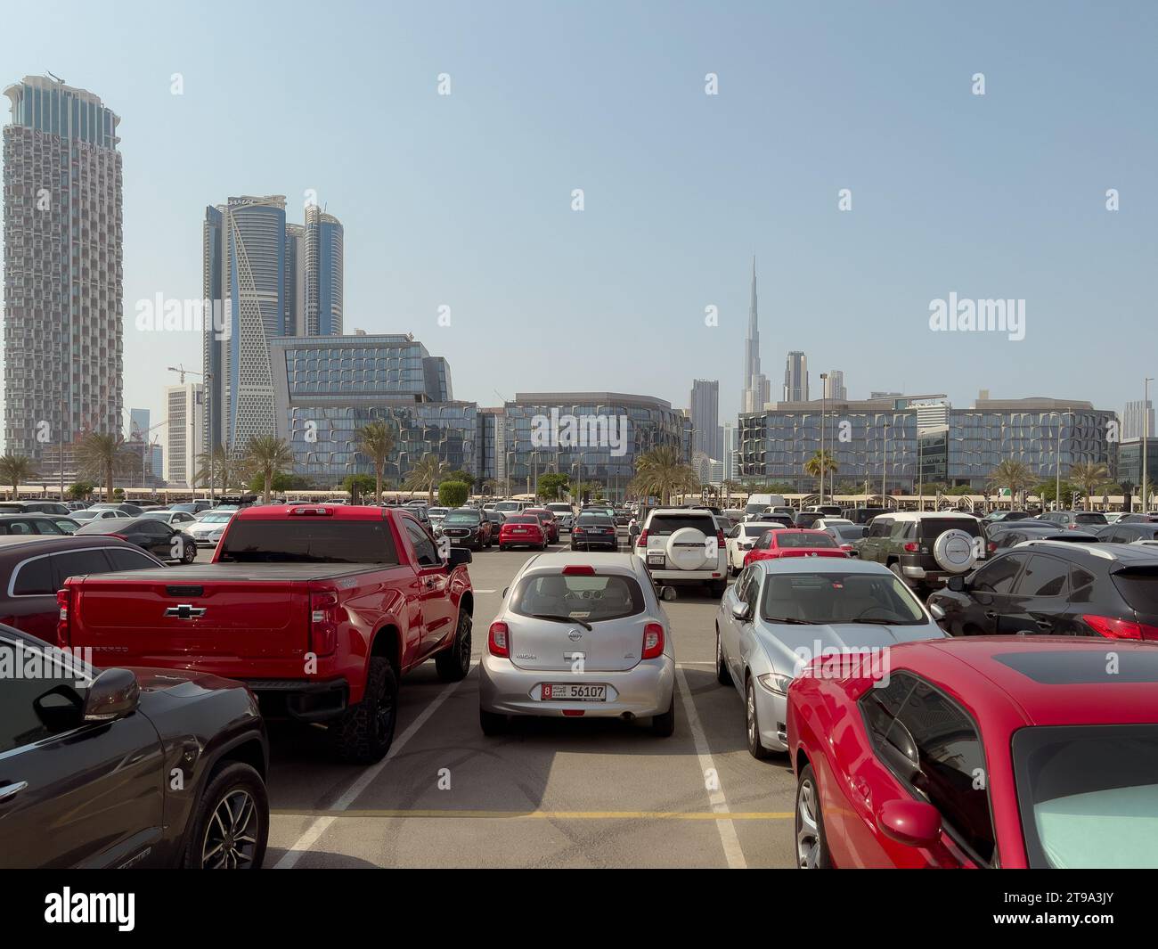 Dubai, Emirati Arabi Uniti - 7th Novembre, 2022 : veduta dei moderni edifici di uffici nel quartiere del design di dubai dalla sua area parcheggio. Foto Stock