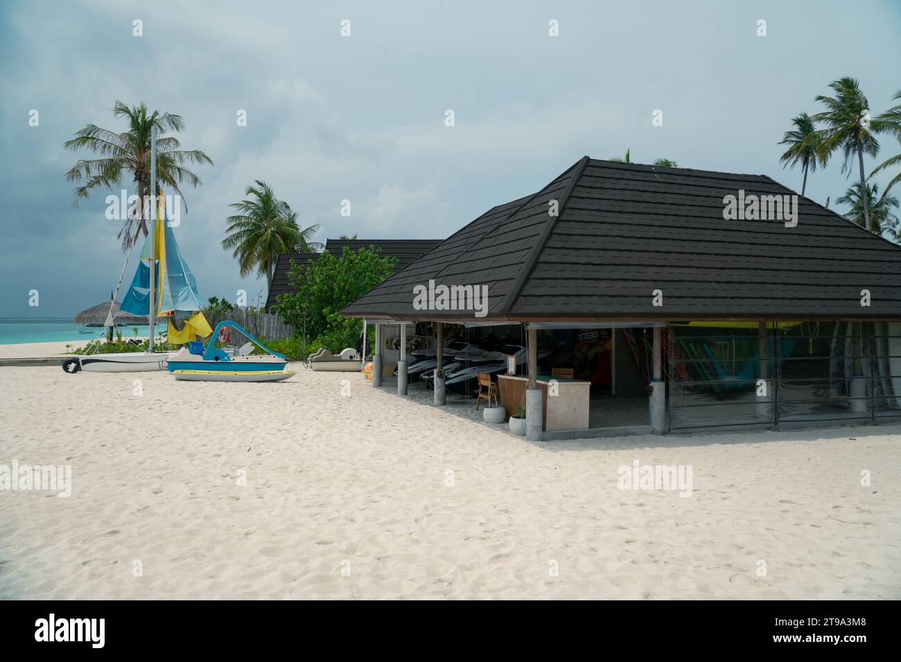 Fushifaru, Maldive - 5 maggio 2022: Jet Skies, kite surf e altre attrezzature sportive d'avventura in affitto presso un resort alle Maldive. Foto Stock