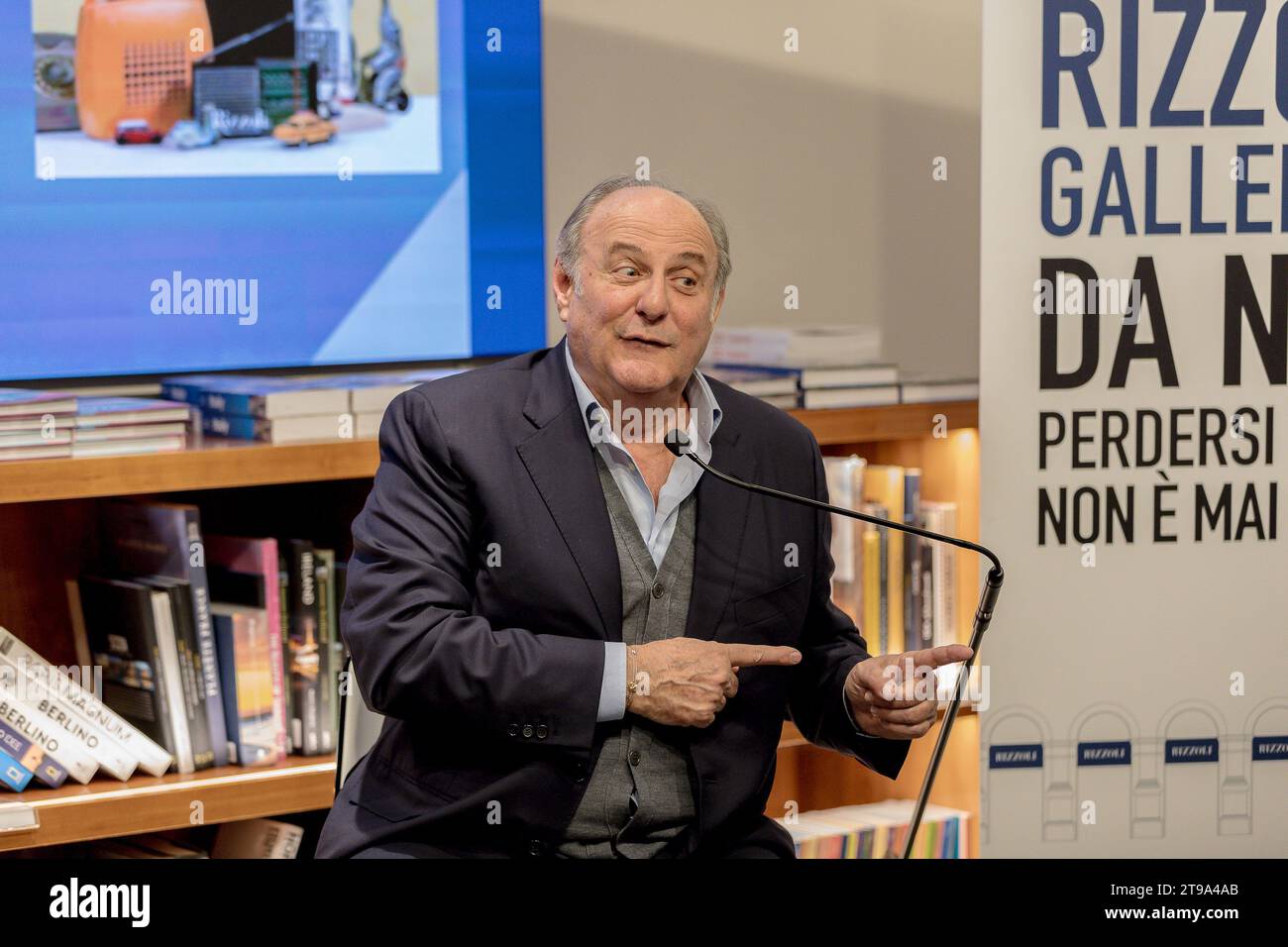 Galleria Rizzoli, Milano, Italia, 23 novembre 2023, Gerry Scotti durante la presentazione del libro alla Galleria Rizzoli di Milano durante la presentazione Foto Stock