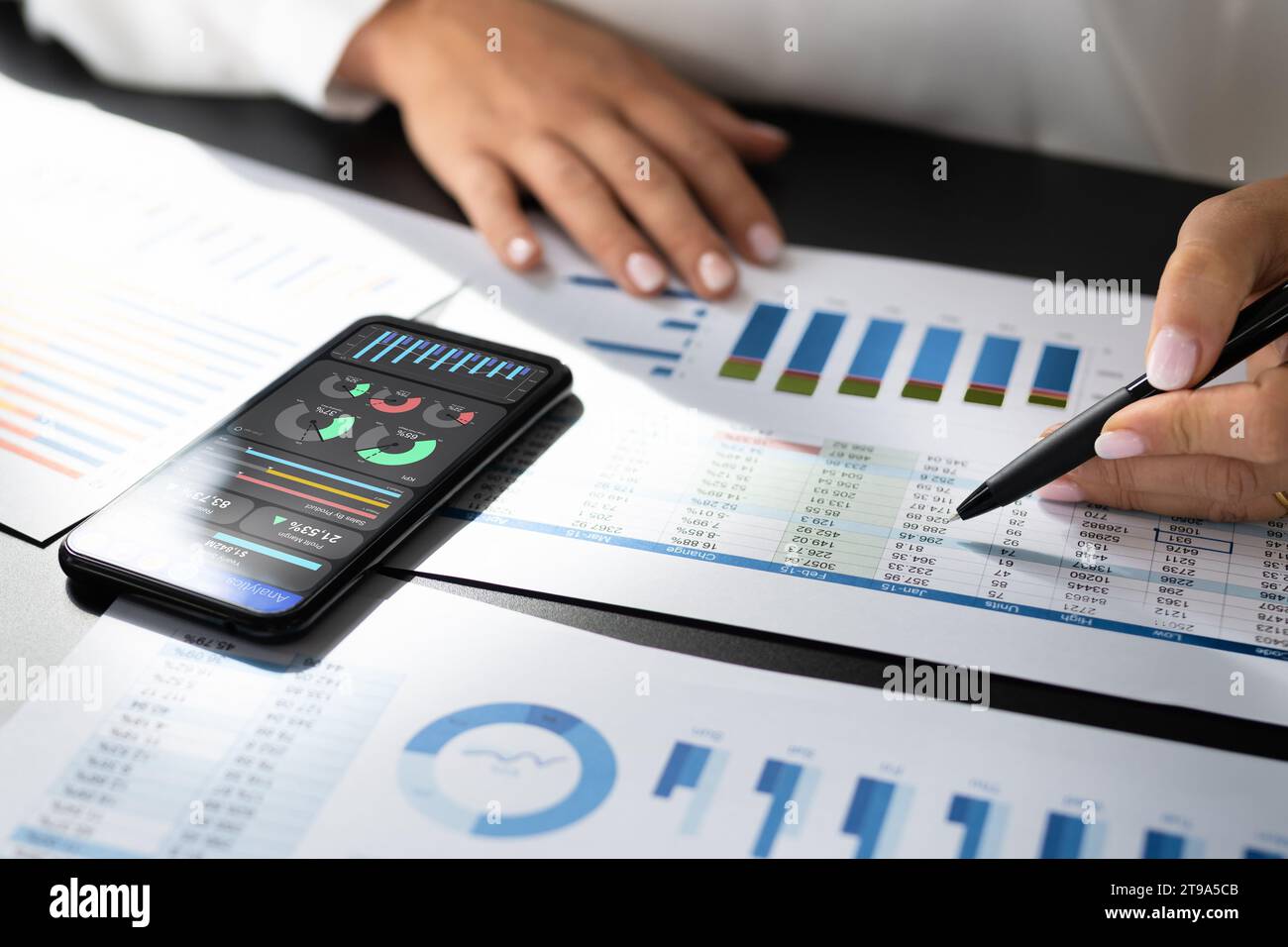 Analisi quantitativa e confronto del ROI per il business fiscale Foto Stock