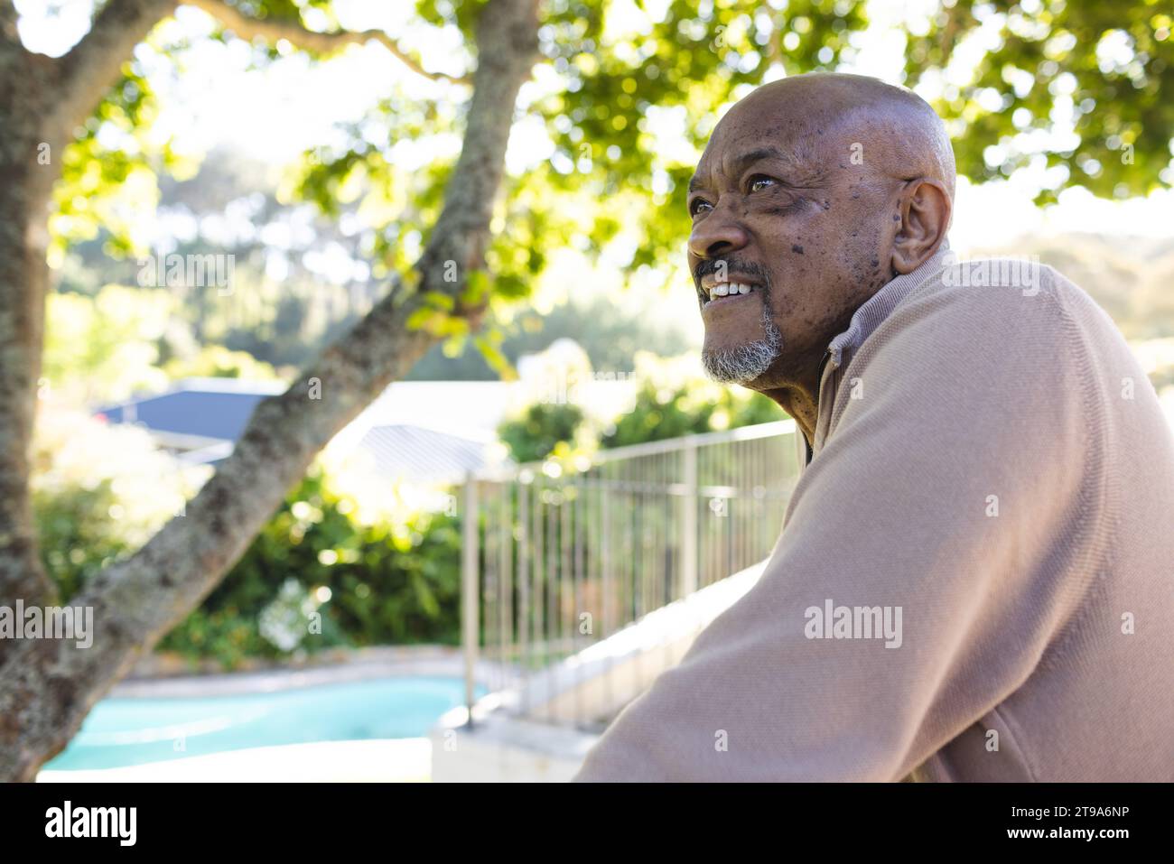 Felice anziano afroamericano sulla terrazza soleggiata. Stile di vita, pensione, stile di vita anziano, natura e vita domestica, inalterati. Foto Stock
