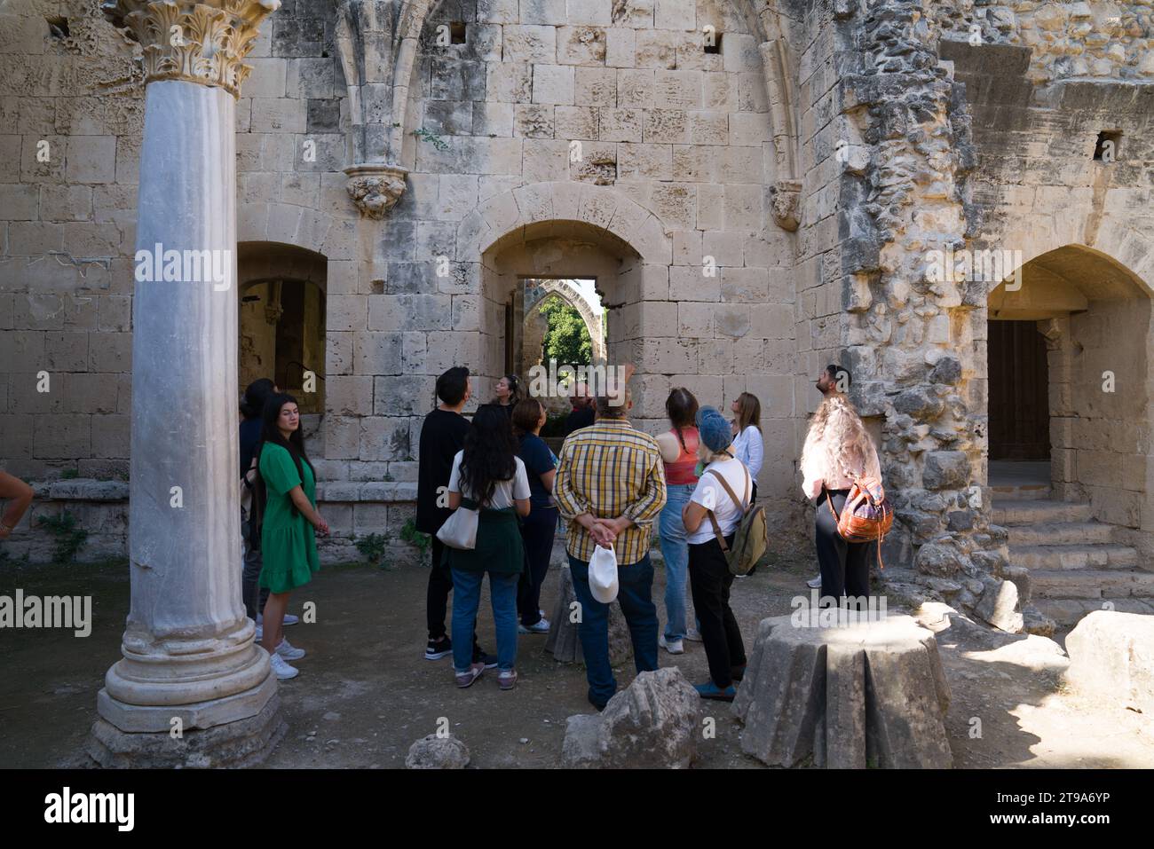 Kyrenia (Girne in turco), Cipro nord - 24 ottobre 2023: Vista esterna dell'Abbazia di Bellapais e guida turistica fornisce informazioni ai turisti. Foto Stock