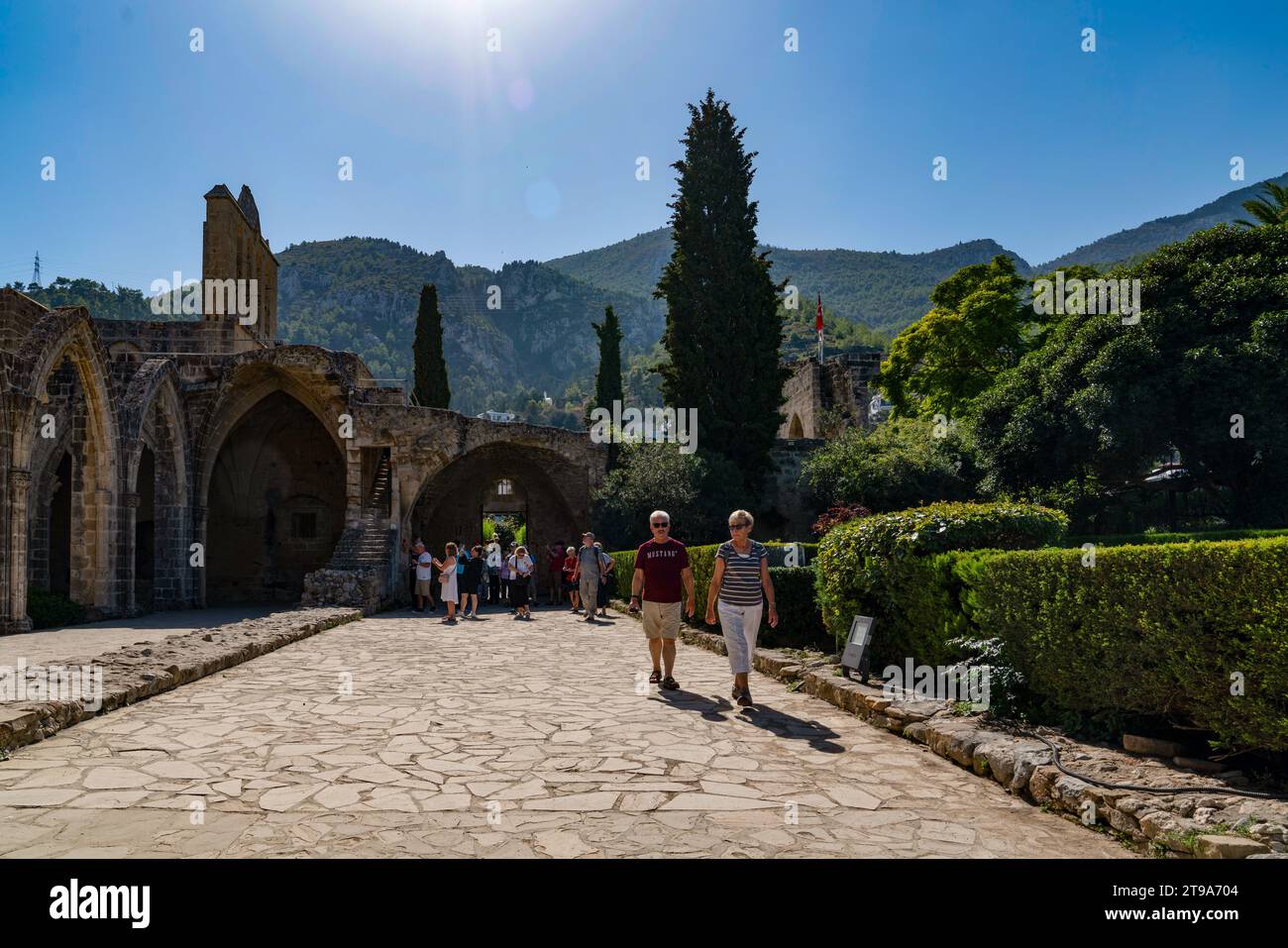 Kyrenia (Girne in turco), Cipro nord - 24 ottobre 2023: Vista esterna dell'Abbazia di Bellapais con i turisti. Foto Stock