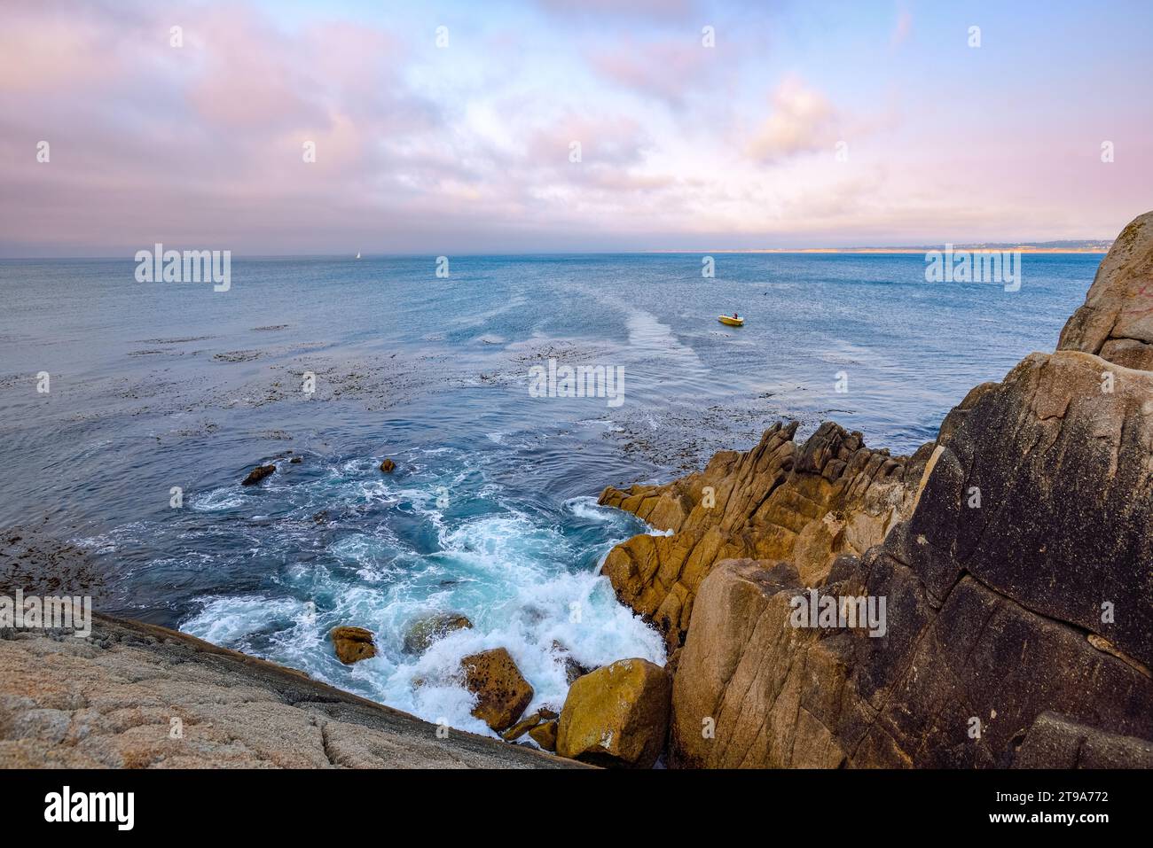 Scena al tramonto sull'oceano sul bordo roccioso del Lovers Point Park - Pacific Grove, California Foto Stock