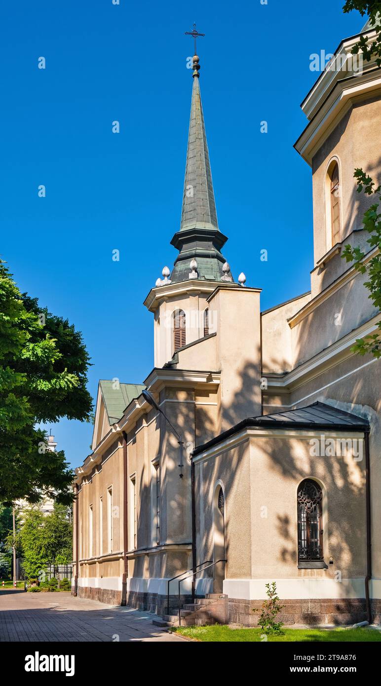 Varsavia, Polonia - 22 giugno 2021: Ascensione evangelica-Augusta della chiesa di Lord Luteran in via Pulawska e Piazza UNII nel quartiere di Mokotow Foto Stock