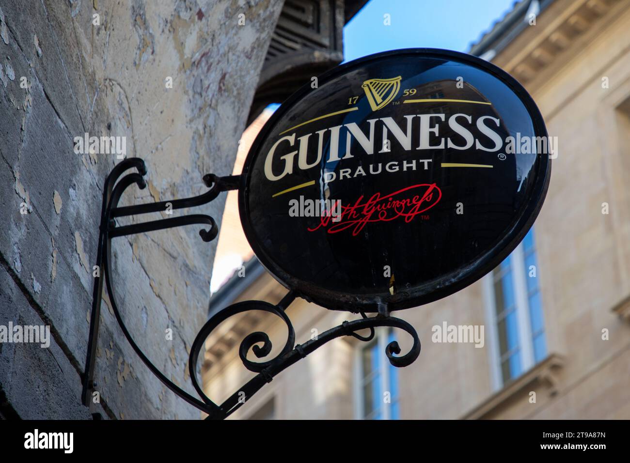 Bordeaux , Francia - 11 16 2023 : testo del cartello della birra alla spina guinness e marchio sul muro d'ingresso facciata del pub bar Foto Stock