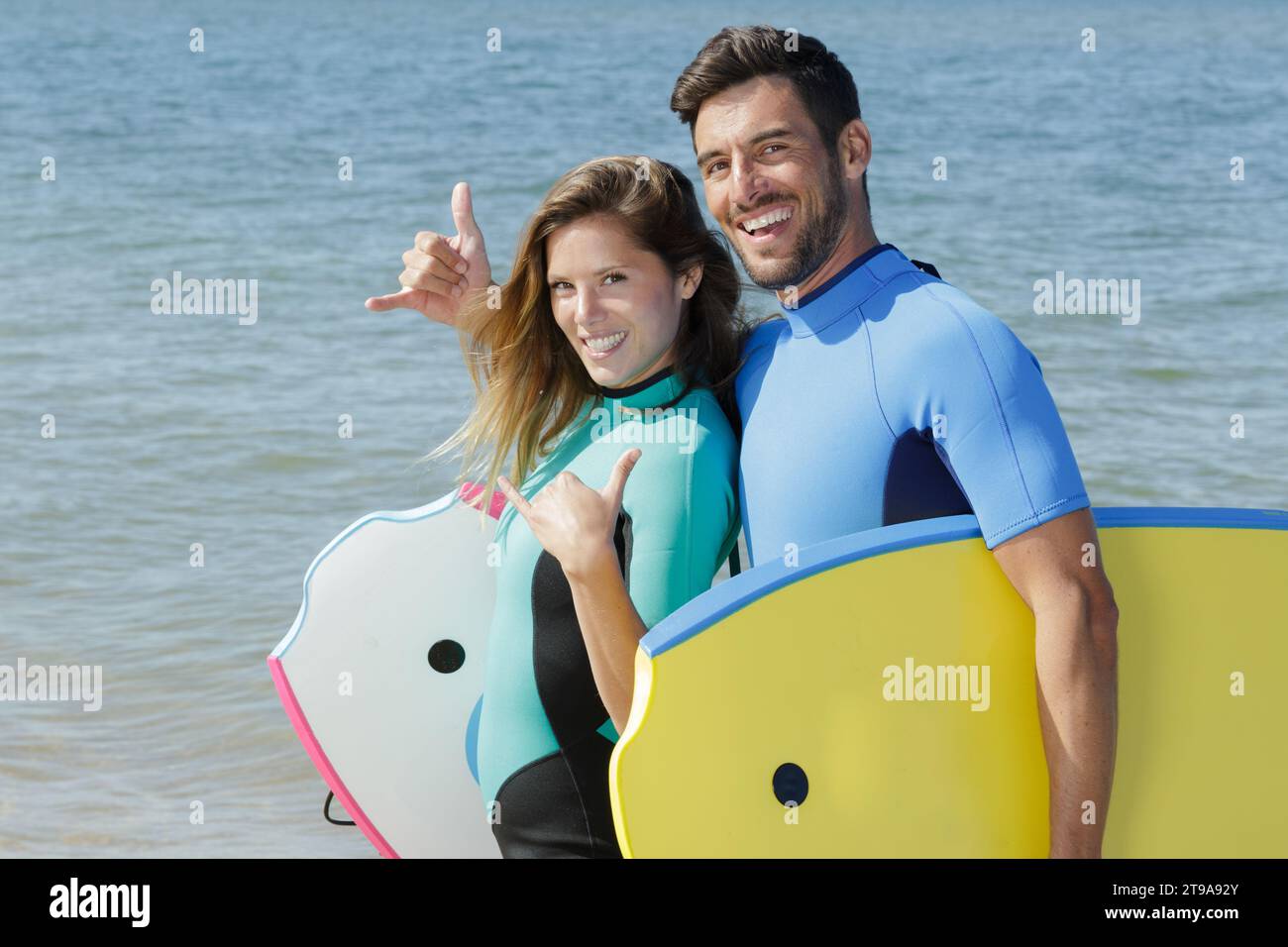 giovane coppia di bodyboard surfisti r Foto Stock