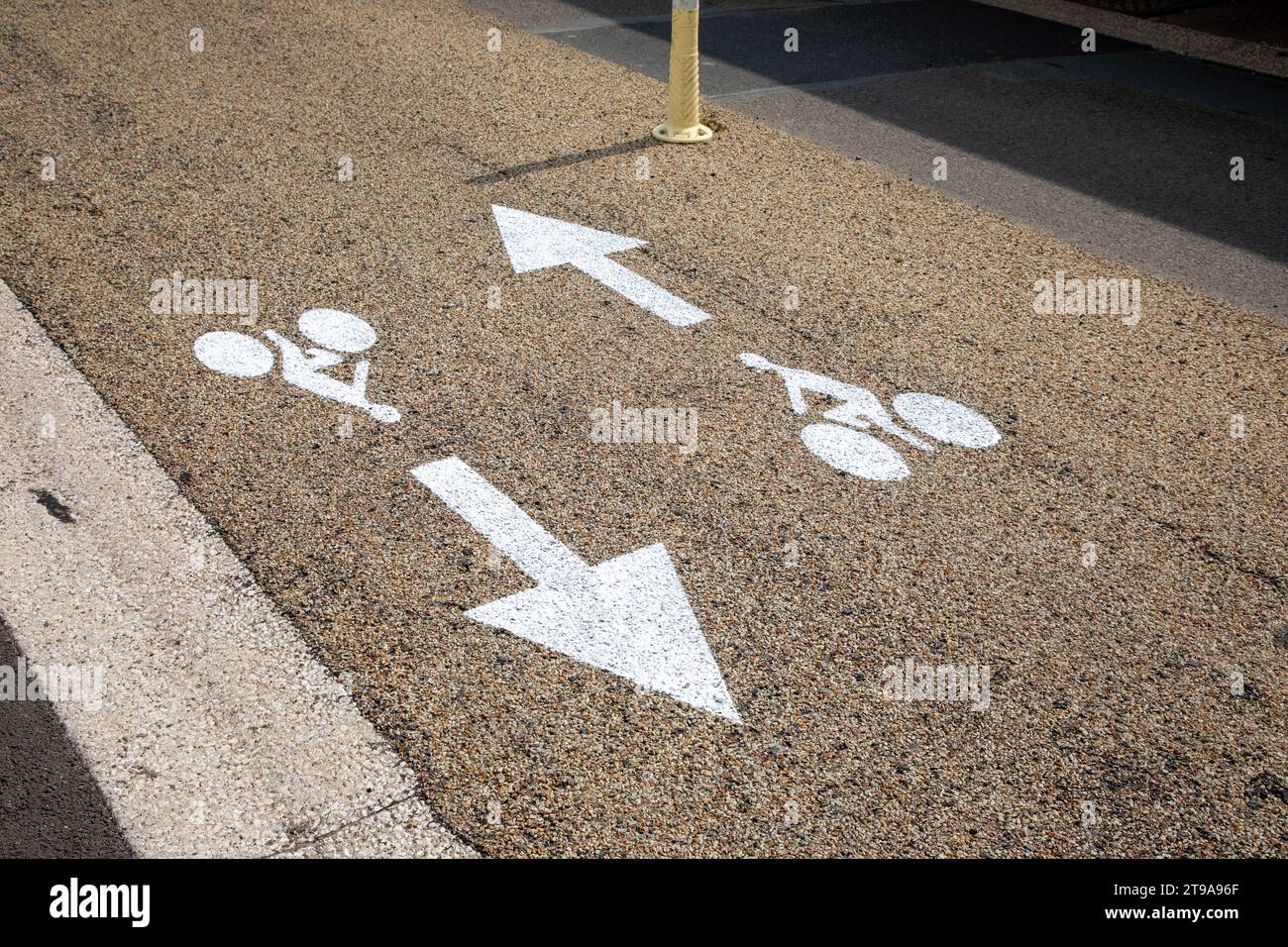 Segno di bicicletta con due frecce come un segno di una bicicletta road  Foto stock - Alamy