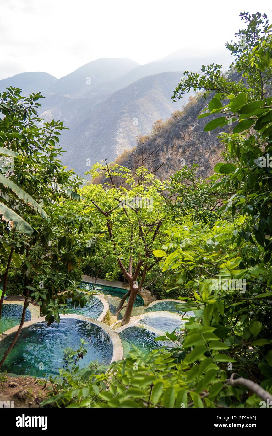 Un panoramico Tolantongo Grutas in Messico, un paesaggio naturale mozzafiato con lussureggianti piante Foto Stock