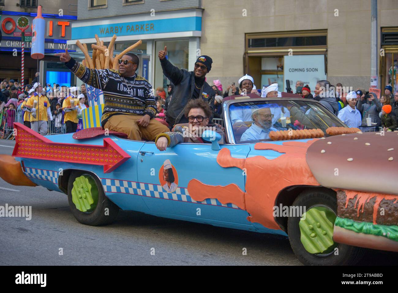 New York, Stati Uniti. 23 novembre 2023. Una visione generale dell'annuale Macy's Thanksgiving Day Parade è stata presa a New York, il 23 novembre 2023. Migliaia di persone sono in fila per le strade per assistere ai 26 palloncini e centinaia di artisti che partecipano alla sfilata, che è una tradizione dal 1924. Quest'anno segna la 97a parata sin dalla sua nascita, ed è stata trasmessa in televisione dal 1952. (Foto di Deccio Serrano/NurPhoto) credito: NurPhoto SRL/Alamy Live News Foto Stock