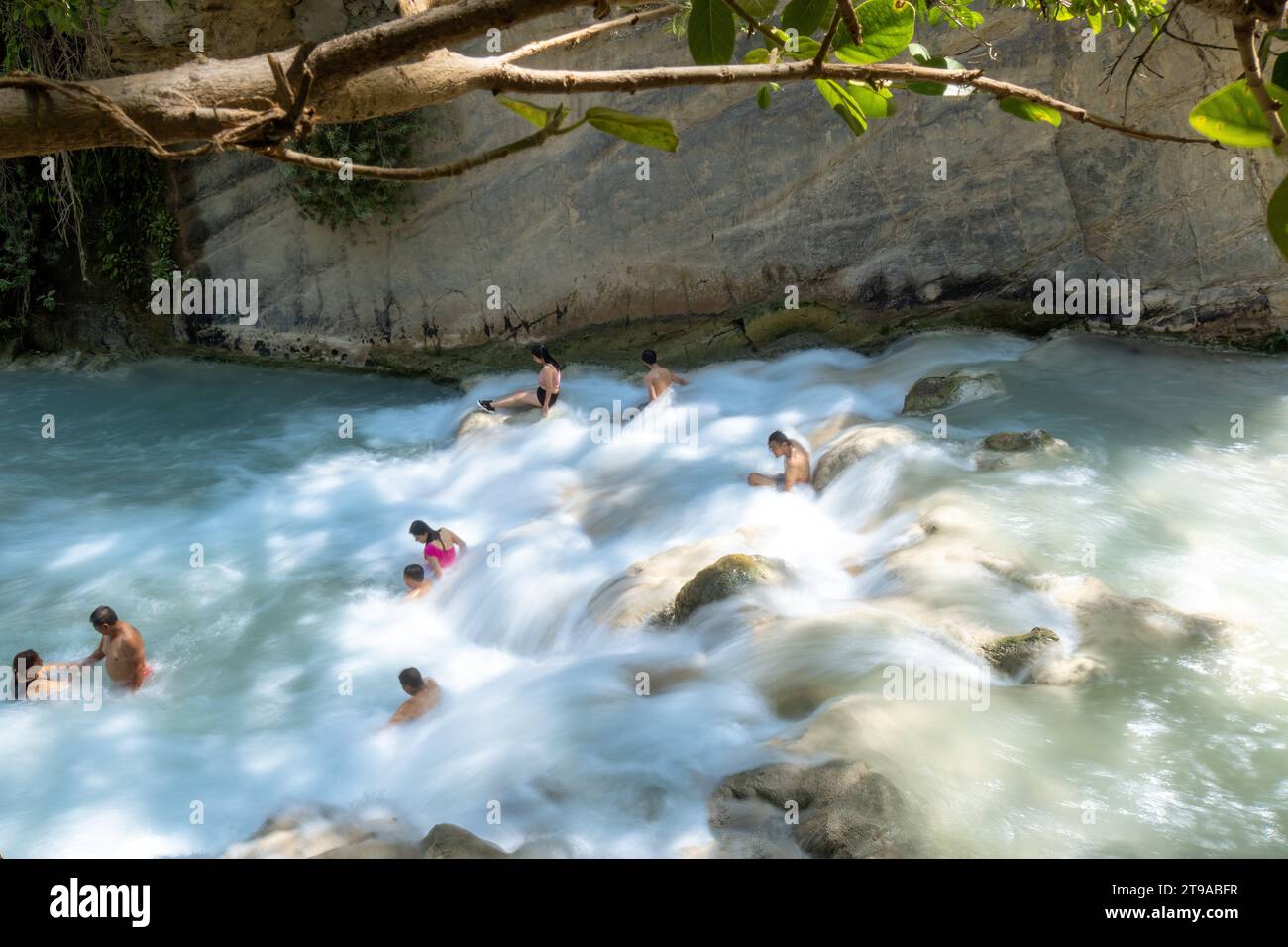 Imbarcati in un viaggio attraverso diversi paesaggi, dai fiumi di montagna alle foreste lussureggianti. Scopri le risorse idriche e la bellezza accattivante di Hidalgo ed e Foto Stock