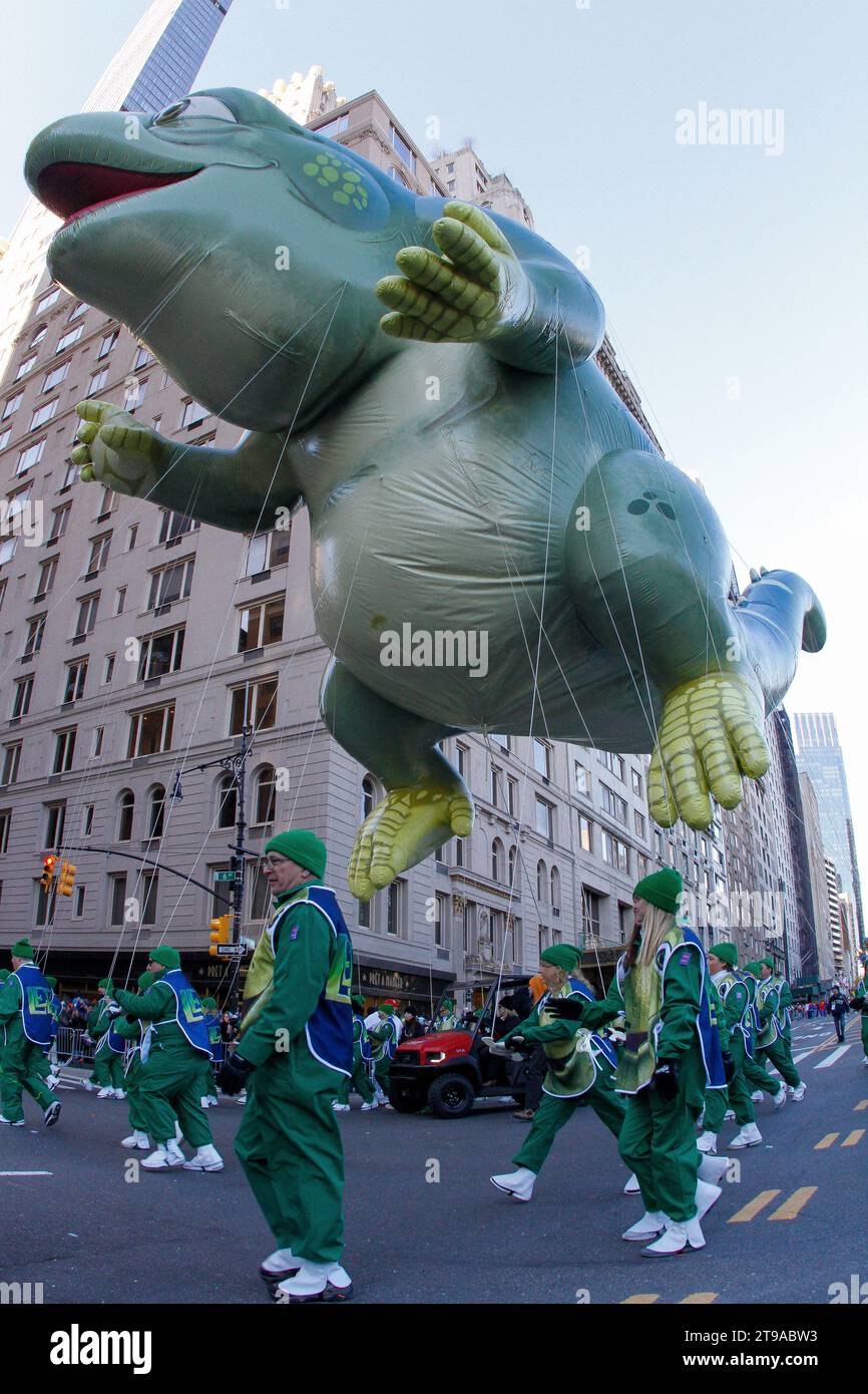 New York, Stati Uniti. 23 novembre 2023. Una visione generale dell'annuale Macy's Thanksgiving Day Parade è stata presa a New York, il 23 novembre 2023. Migliaia di persone sono in fila per le strade per assistere ai 26 palloncini e centinaia di artisti che partecipano alla sfilata, che è una tradizione dal 1924. Quest'anno segna la 97a parata sin dalla sua nascita, ed è stata trasmessa in televisione dal 1952. (Foto di Deccio Serrano/NurPhoto) credito: NurPhoto SRL/Alamy Live News Foto Stock