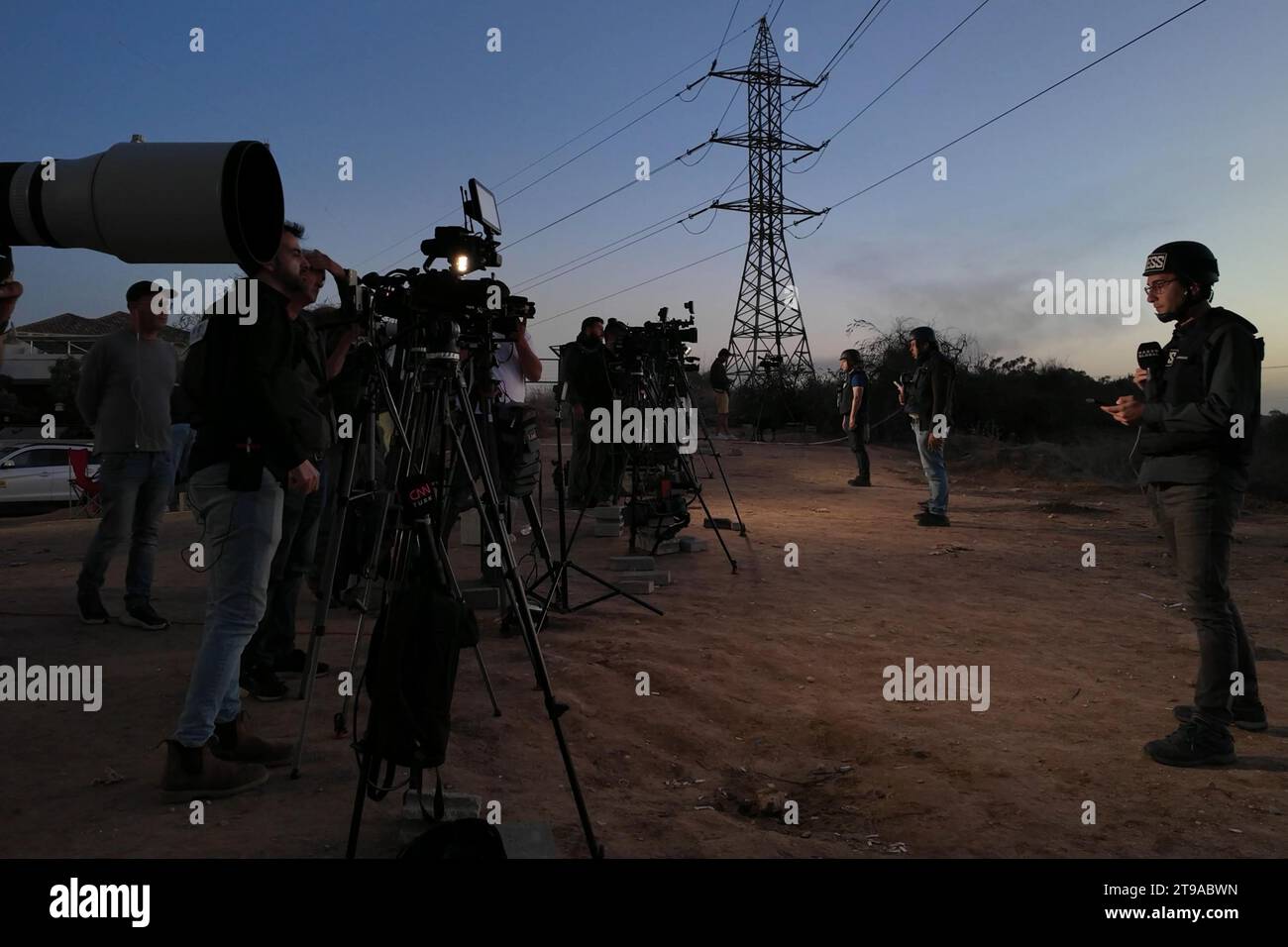 I membri della stampa attendono una panoramica per segnalare gli scioperi israeliani a nord di Gaza in mezzo alle continue battaglie tra Israele e Hamas il 23 novembre 2023 a Sderot, in Israele. Più di un mese dopo gli attacchi del 7 ottobre di Hamas, l'esercito del paese ha continuato il suo bombardamento sostenuto della Striscia di Gaza e ha lanciato un'invasione terrestre per sconfiggere il gruppo militante che governa il territorio palestinese. Foto Stock