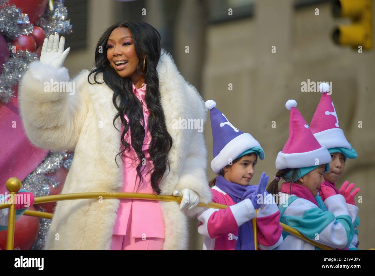 New York, Stati Uniti. 23 novembre 2023. La cantante e attrice Brandy partecipa all'annuale Macy's Thanksgiving Day Parade a New York, il 23 novembre 2023. Migliaia di persone sono in strada per guardare i 26 palloncini e centinaia di artisti in sfilata, che è una tradizione dal 1924. Quest'anno segna la 97a parata sin dalla sua nascita, ed è stata trasmessa in televisione dal 1952. (Foto di Deccio Serrano/NurPhoto) credito: NurPhoto SRL/Alamy Live News Foto Stock