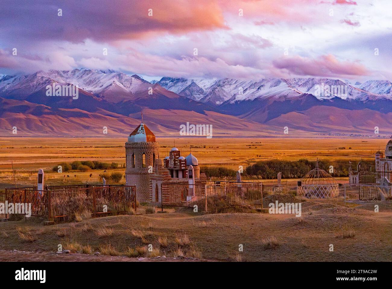 Tradizionale cimitero musulmano alla periferia di un villaggio in Kirghizistan Foto Stock