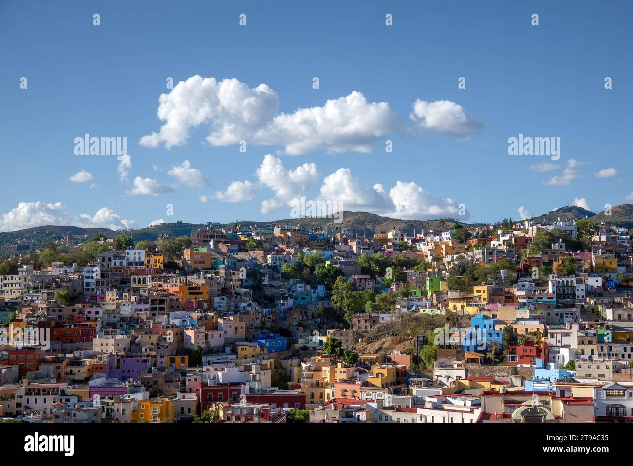 Un pittoresco paesaggio urbano adornato da cieli azzurri, viste sulle montagne e fascino urbano Foto Stock
