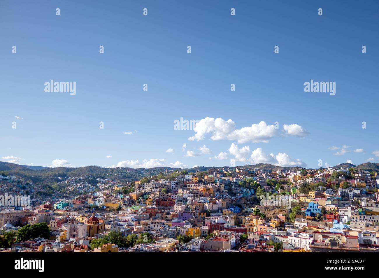 Scoprite il vibrante paesaggio cittadino con edifici illuminati, cieli stellati e fascino incantevole Foto Stock