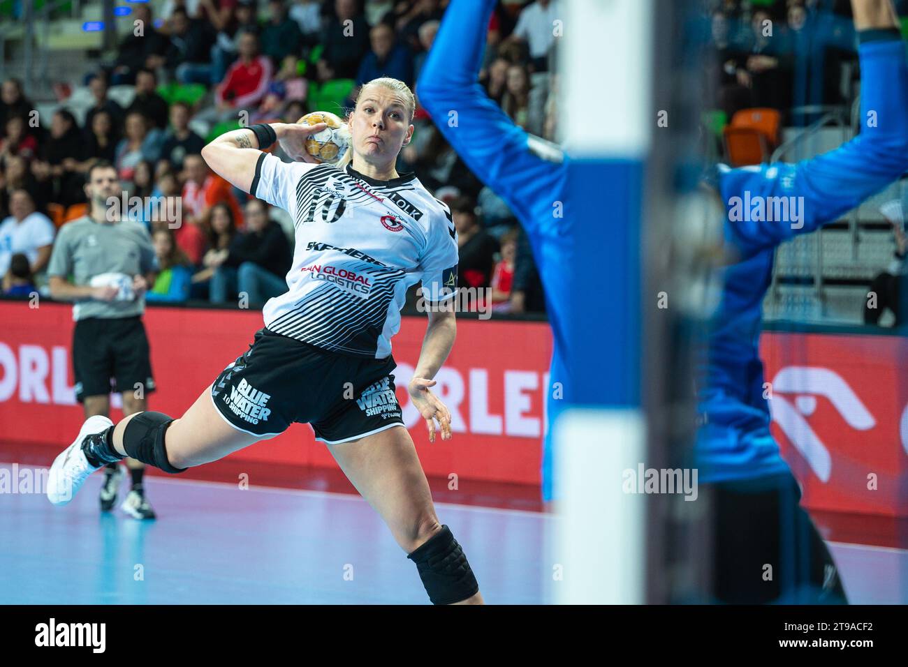 LUBIN, POLONIA - 28 OTTOBRE 2023: Handball EHF Champions League Women Match KGHM MKS Zaglebie Lubin - Team Esbjerg. Heindal Kathrine Brothmann. Foto Stock