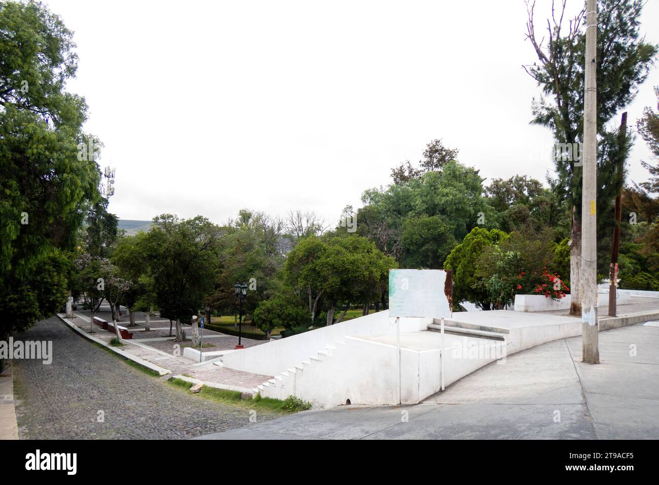 Fuggi nella tranquilla Alameda a Guanajuato. Esplorate il verde lussureggiante, i sentieri invitanti e il paesaggio urbano in perfetta armonia Foto Stock