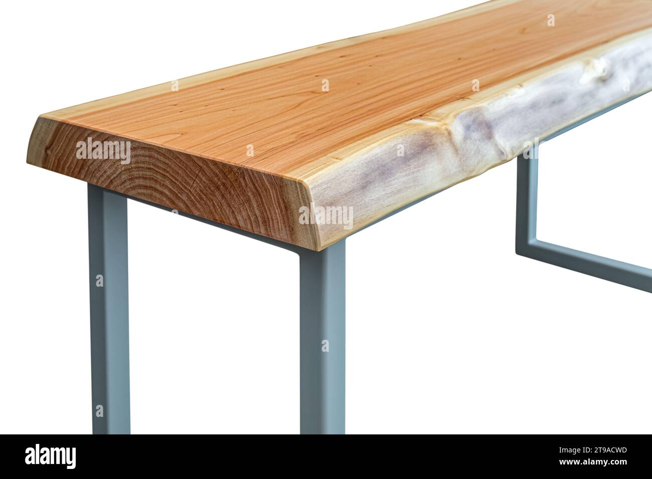 Panca con piano in legno con bordo vivo e gambe in metallo grigio dal design semplice e moderno isolata su sfondo bianco. Vista ravvicinata Foto Stock