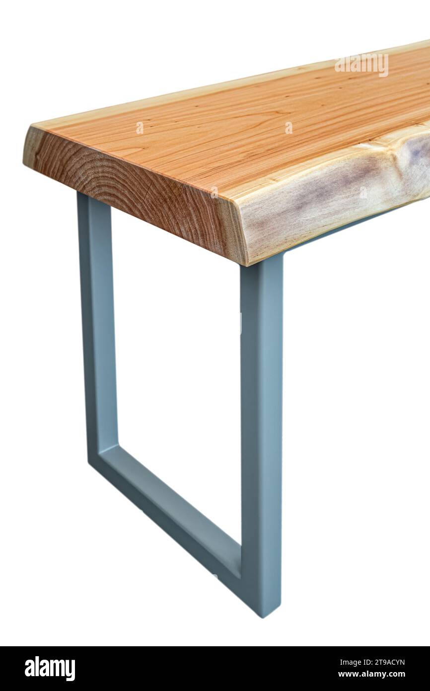 Panca con piano in legno con bordo vivo e gambe in metallo grigio dal design semplice e moderno isolata su sfondo bianco. Vista ravvicinata Foto Stock