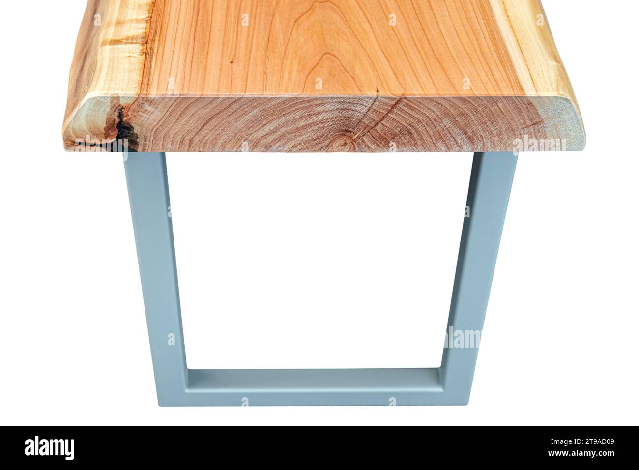 Panca con piano in legno con bordo vivo e gambe in metallo grigio dal design semplice e moderno isolata su sfondo bianco. Vista ravvicinata Foto Stock