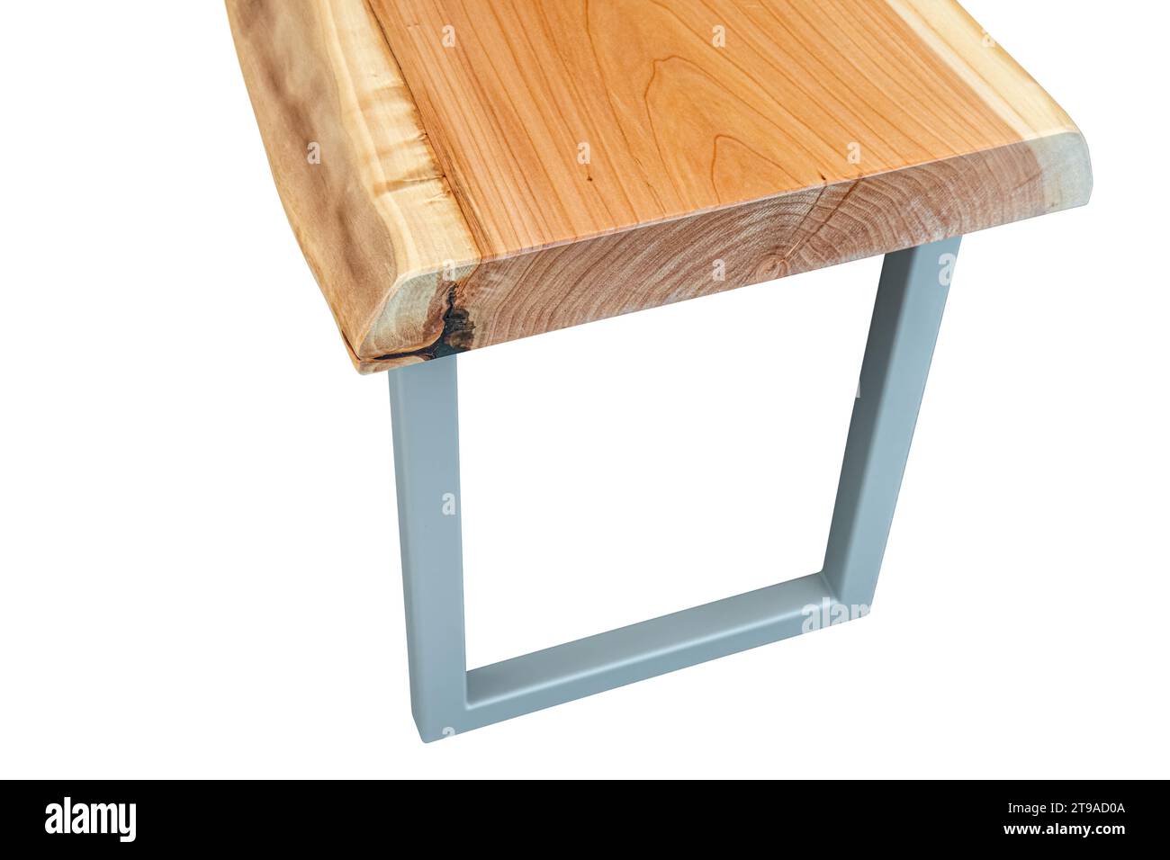 Panca con piano in legno con bordo vivo e gambe in metallo grigio dal design semplice e moderno isolata su sfondo bianco. Vista ravvicinata Foto Stock