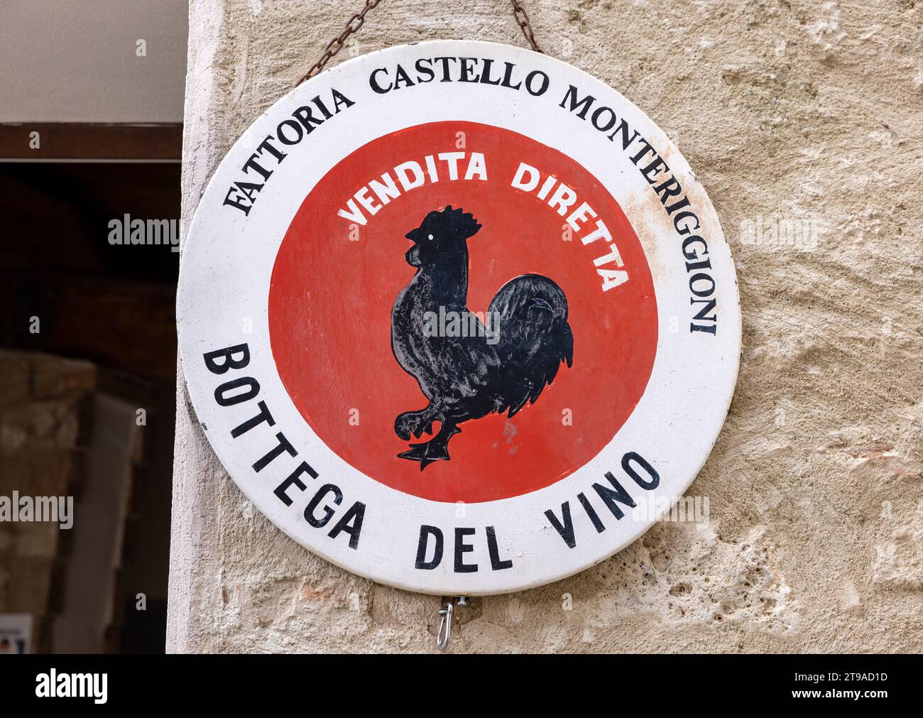 Monteriggioni, Italia - 17 settembre 2022: Gallo nero simbolo del buon vino in Toscana appeso al muro di una casa nel torrente murato medievale di Monteriggioni Foto Stock