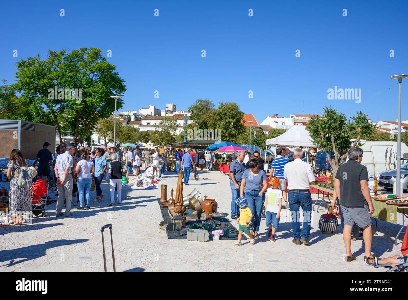 Mercatino settimanale delle pulci, Estremoz, Alentejo, Portogallo Foto Stock