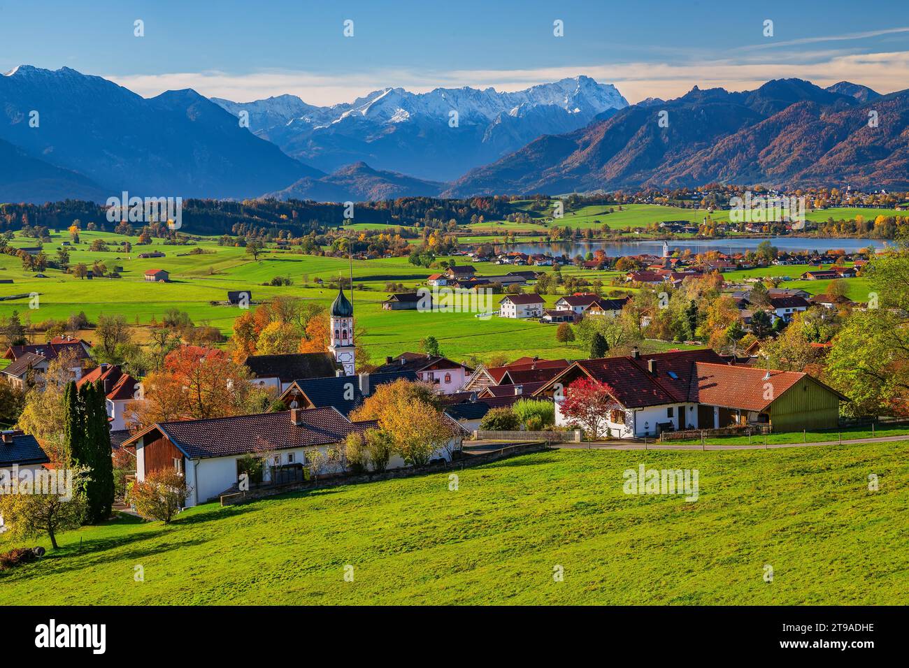 Vista del villaggio in autunno con Riegsee, Zugspitzgruppe a 2962 m nella catena del Wetterstein e Ammergauer Alpen, Aidling, Das Blaue Land, Upper Foto Stock