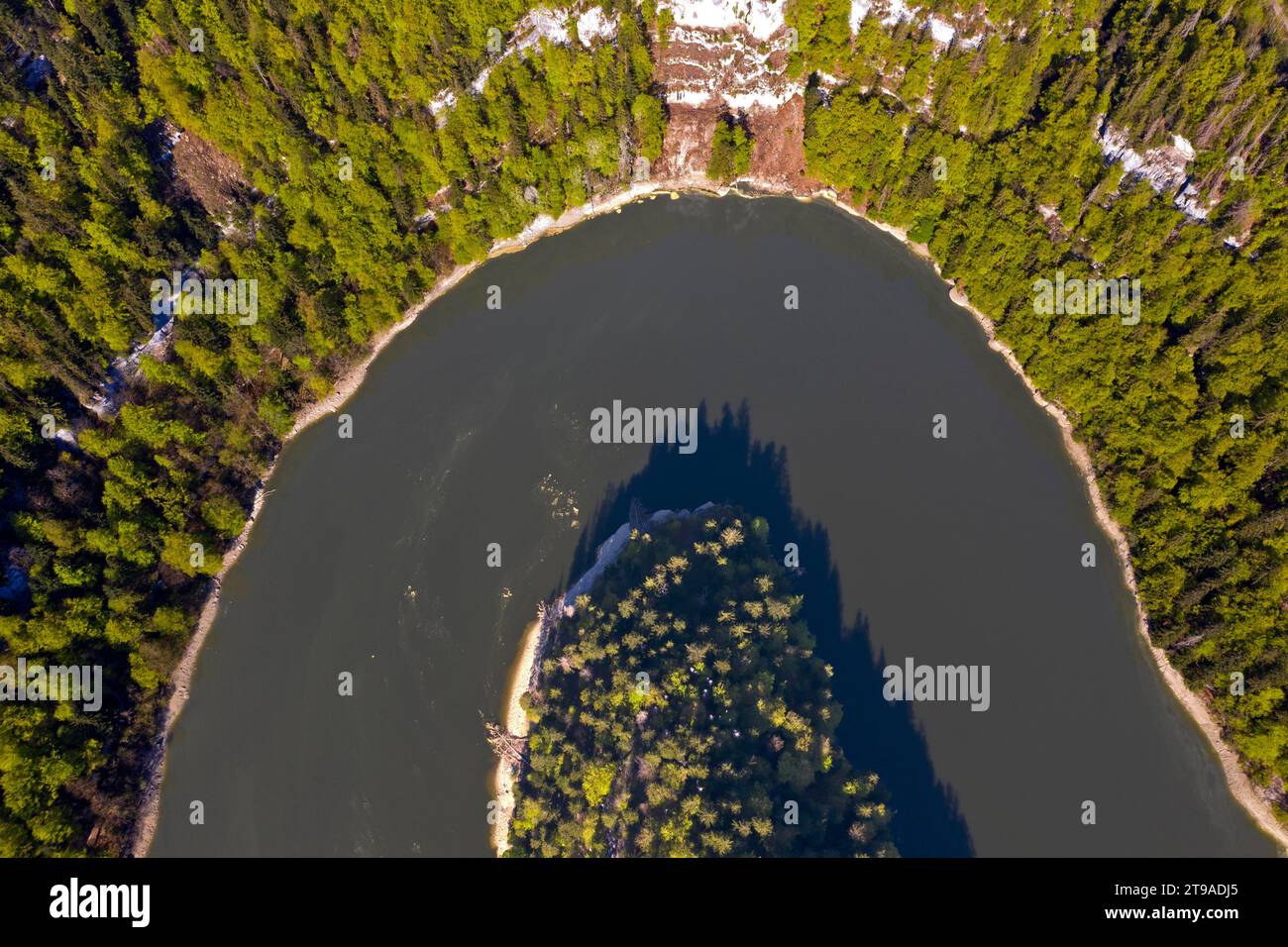 Ansa a ferro di cavallo del fiume Doubs da una vista a volo d'uccello, fiume di confine tra la Svizzera e la Francia, Parco naturale regionale di Doubs, Les Foto Stock