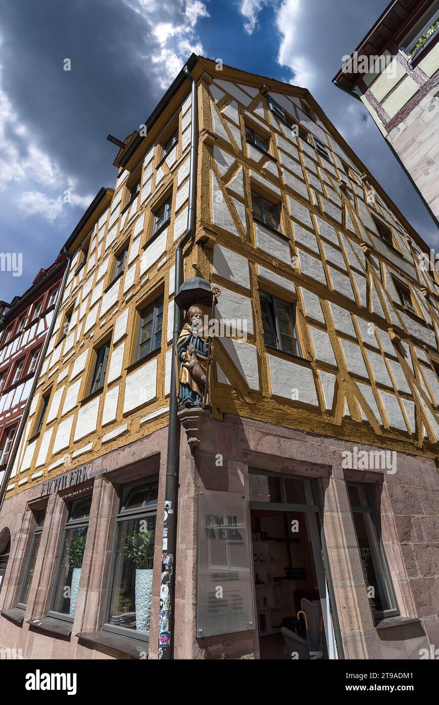 Egidio con il cane, figura di un santo in una storica casa a graticcio, Weissgerbergasse, Norimberga, Franconia media, Baviera, Germania Foto Stock