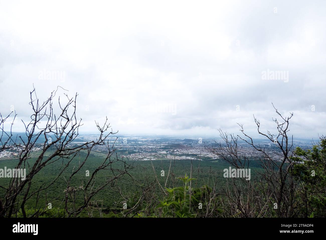 Ammira il panorama mozzafiato di Queretaro, Messico, da una prospettiva per gli uccelli. Osserva l'armonia delle nuvole, del cielo, delle piante, dell'acqua e della città Foto Stock