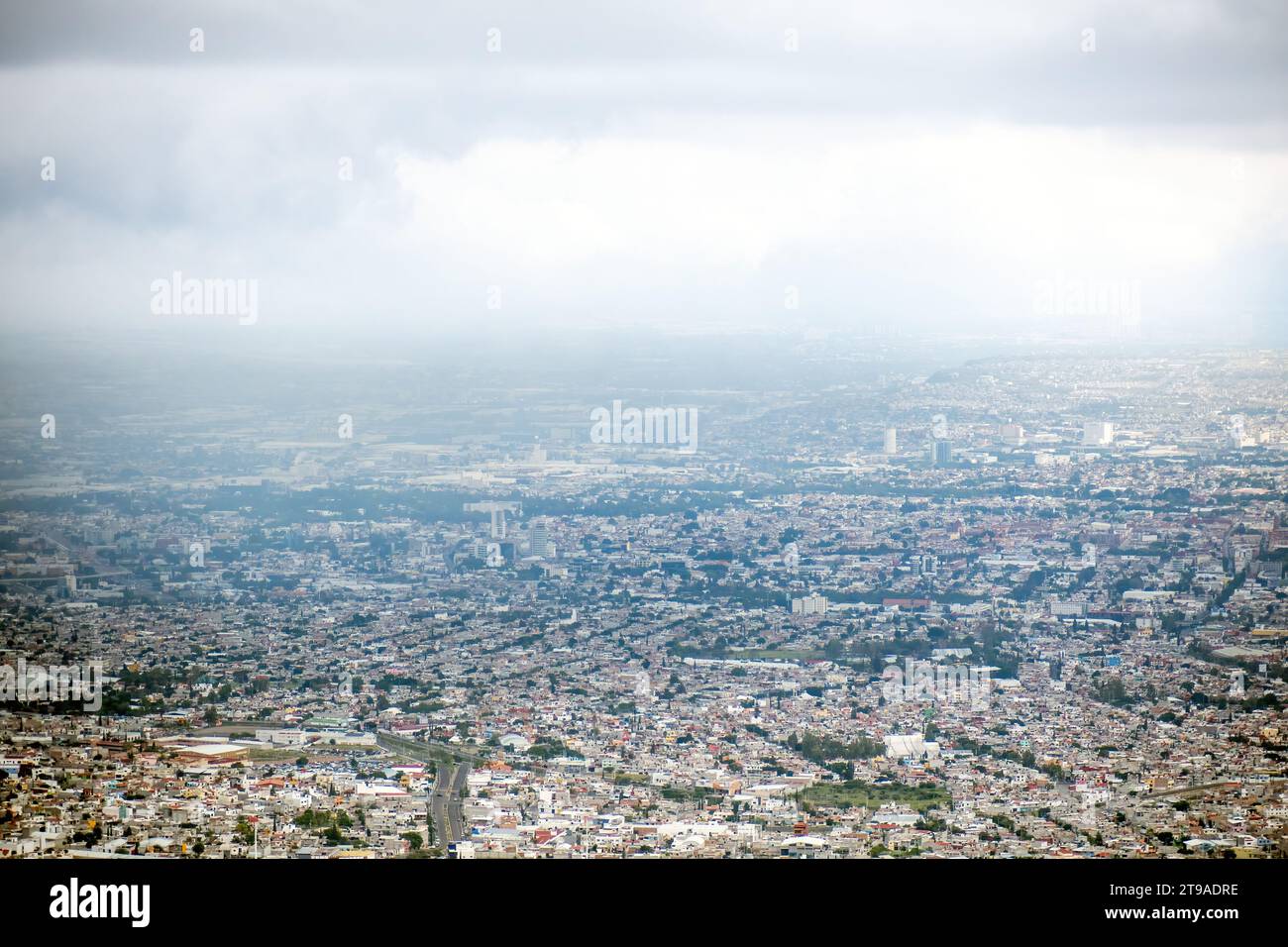 Ammira il panorama mozzafiato di Queretaro, Messico, da una prospettiva per gli uccelli. Osserva l'armonia delle nuvole, del cielo, delle piante, dell'acqua e della città Foto Stock