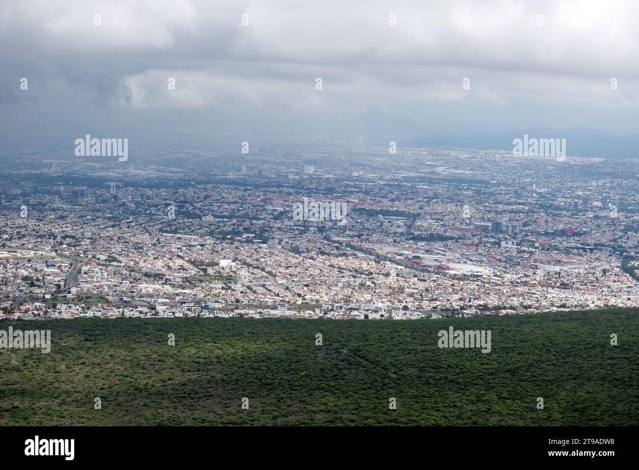 Ammira il panorama mozzafiato di Queretaro, Messico, da una prospettiva per gli uccelli. Osserva l'armonia delle nuvole, del cielo, delle piante, dell'acqua e della città Foto Stock