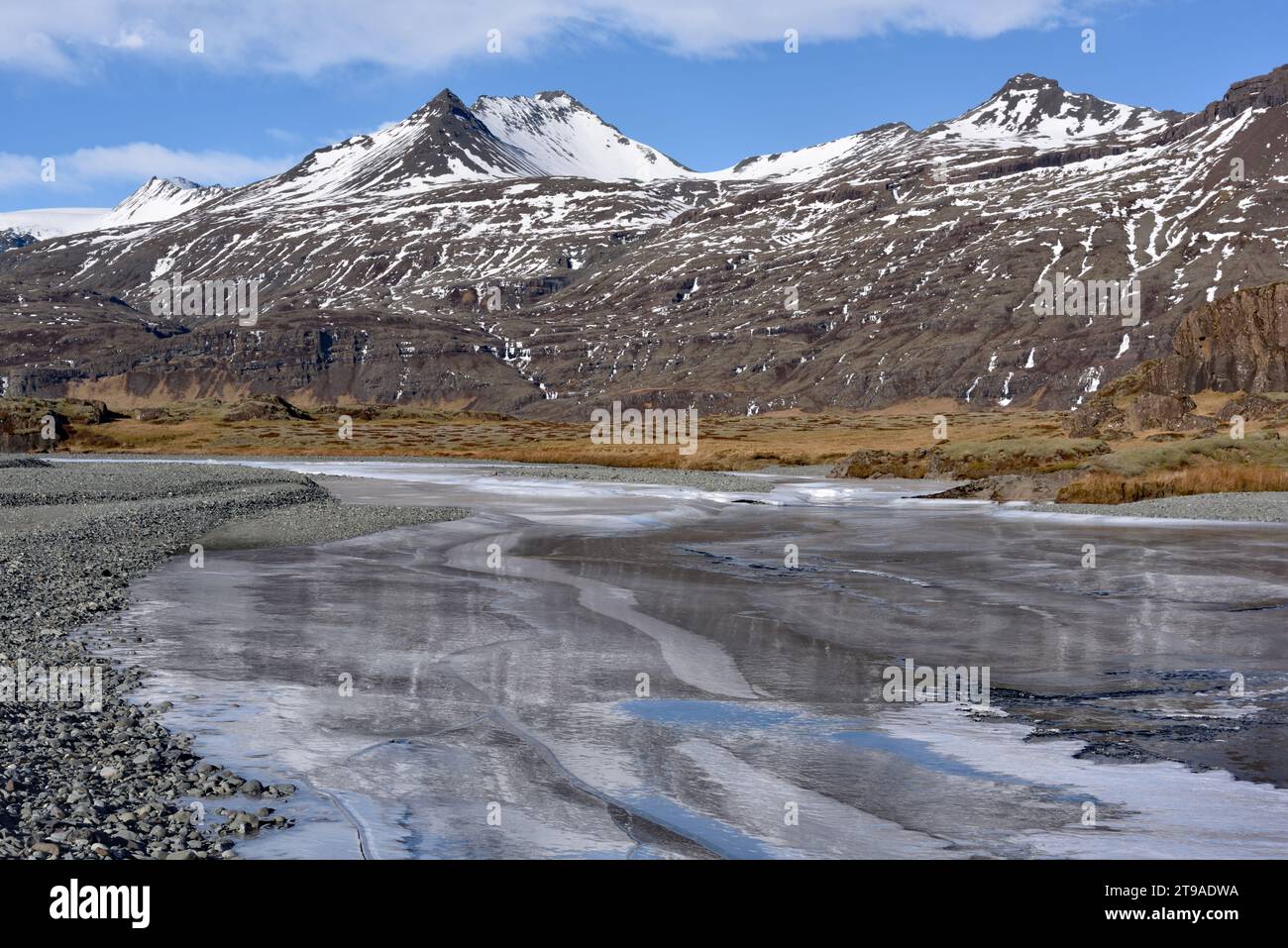 Fiume ghiacciato sulle montagne Steinafjall vicino a Gerdi, Islanda meridionale Foto Stock