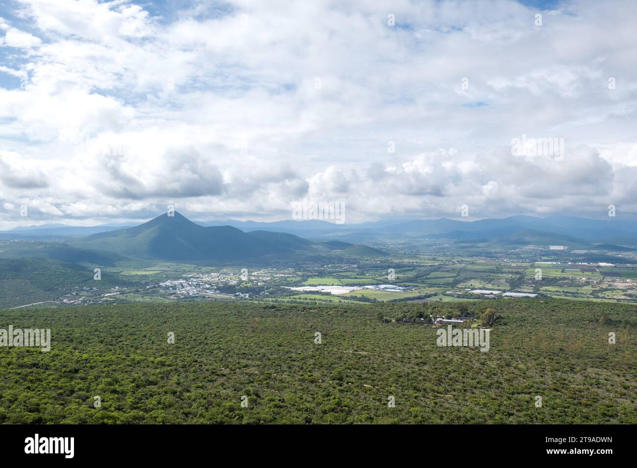 Ammira il panorama mozzafiato di Queretaro, Messico, da una prospettiva per gli uccelli. Osserva l'armonia delle nuvole, del cielo, delle piante, dell'acqua e della città Foto Stock